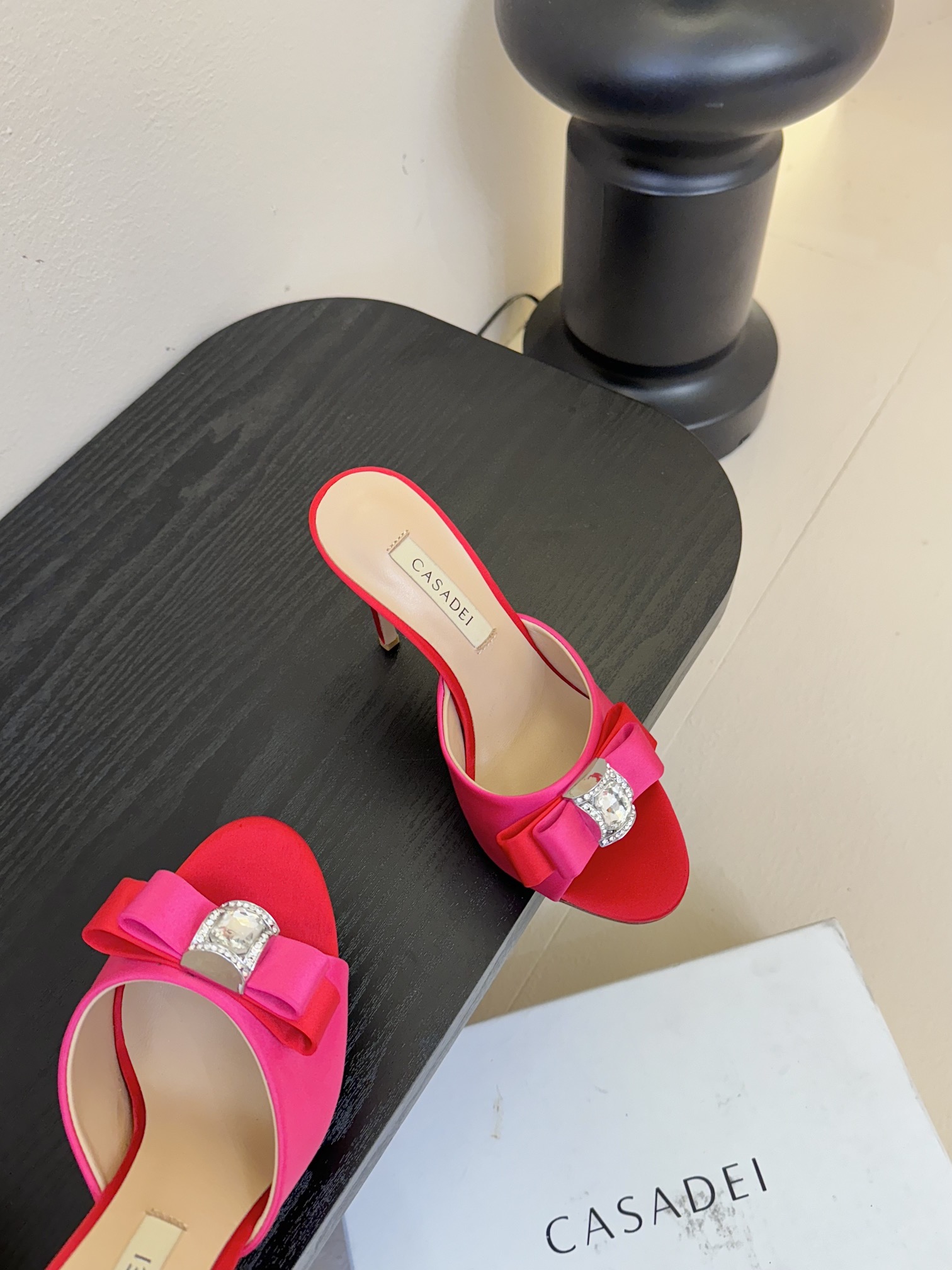 
CASADEI/卡萨帝25WF春夏新品
水钻蝴蝶结高跟拖鞋
哪个女人能拒绝如此美艳的高跟鞋
高跟搭配闪