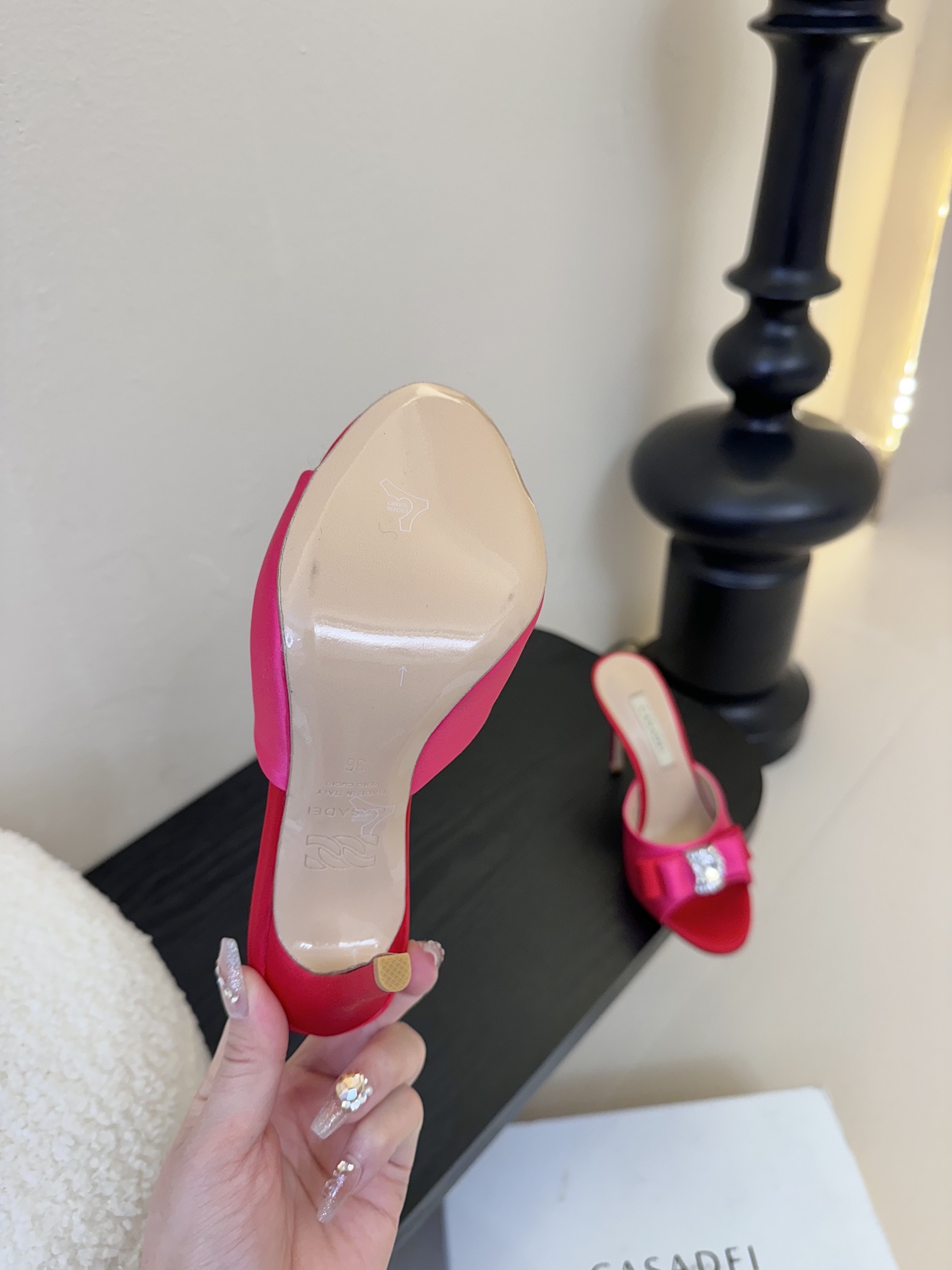
CASADEI/卡萨帝25WF春夏新品
水钻蝴蝶结高跟拖鞋
哪个女人能拒绝如此美艳的高跟鞋
高跟搭配闪