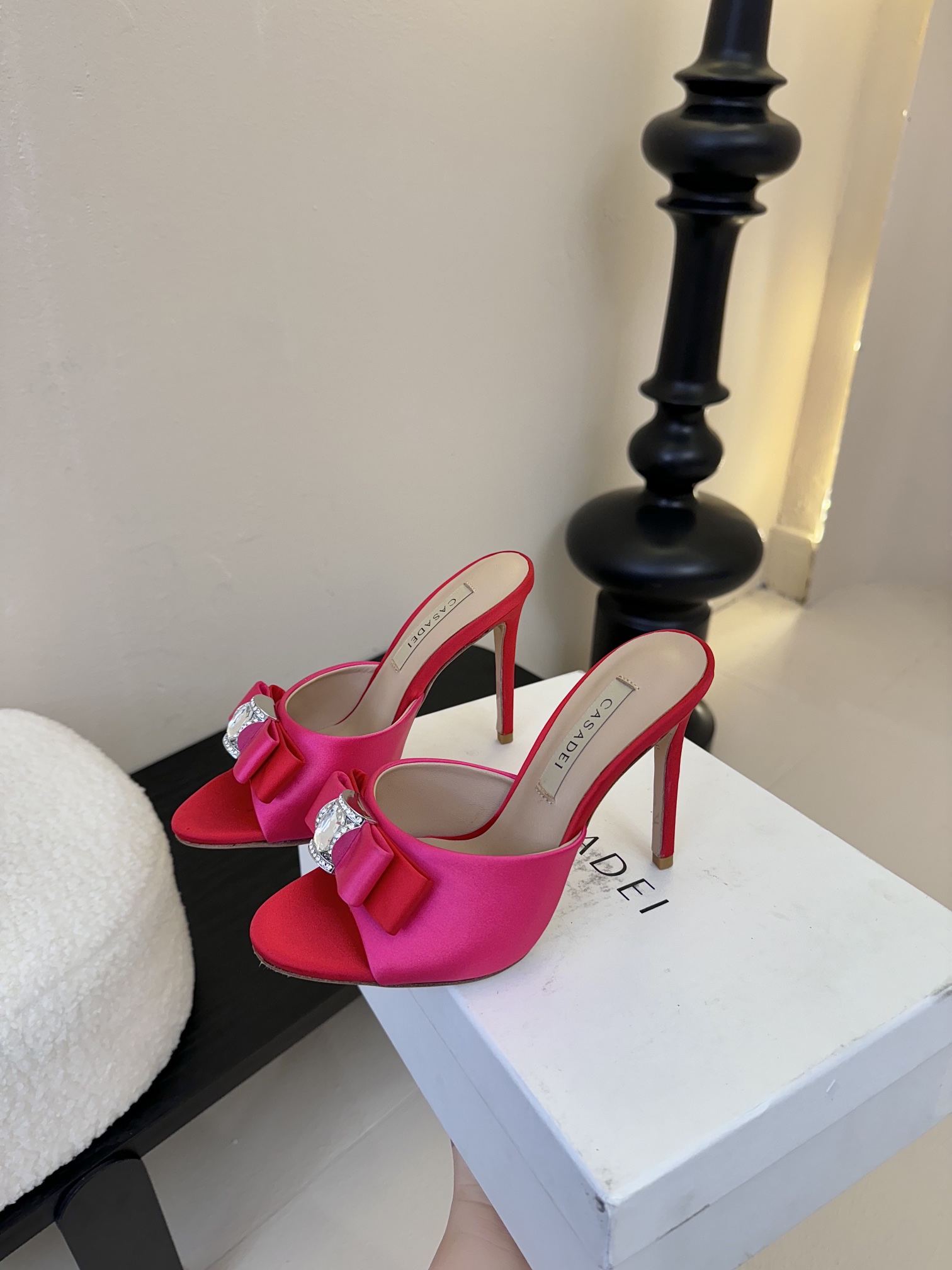 
CASADEI/卡萨帝25WF春夏新品
水钻蝴蝶结高跟拖鞋
哪个女人能拒绝如此美艳的高跟鞋
高跟搭配闪