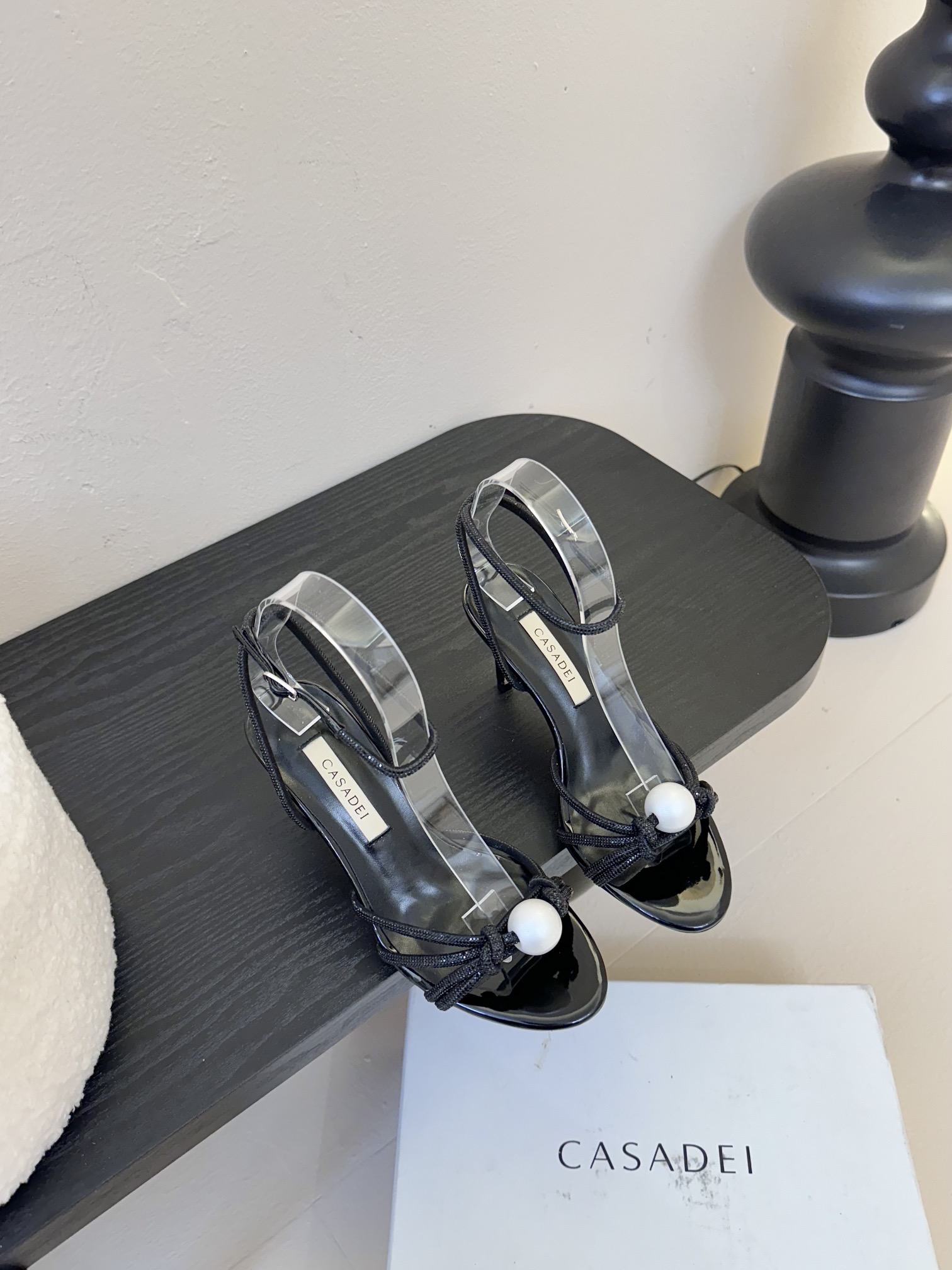
CASADEI/卡萨帝25WF春夏新品
珍珠水钻高跟凉鞋
哪个女人能拒绝如此美艳的高跟鞋
高跟搭配闪耀
