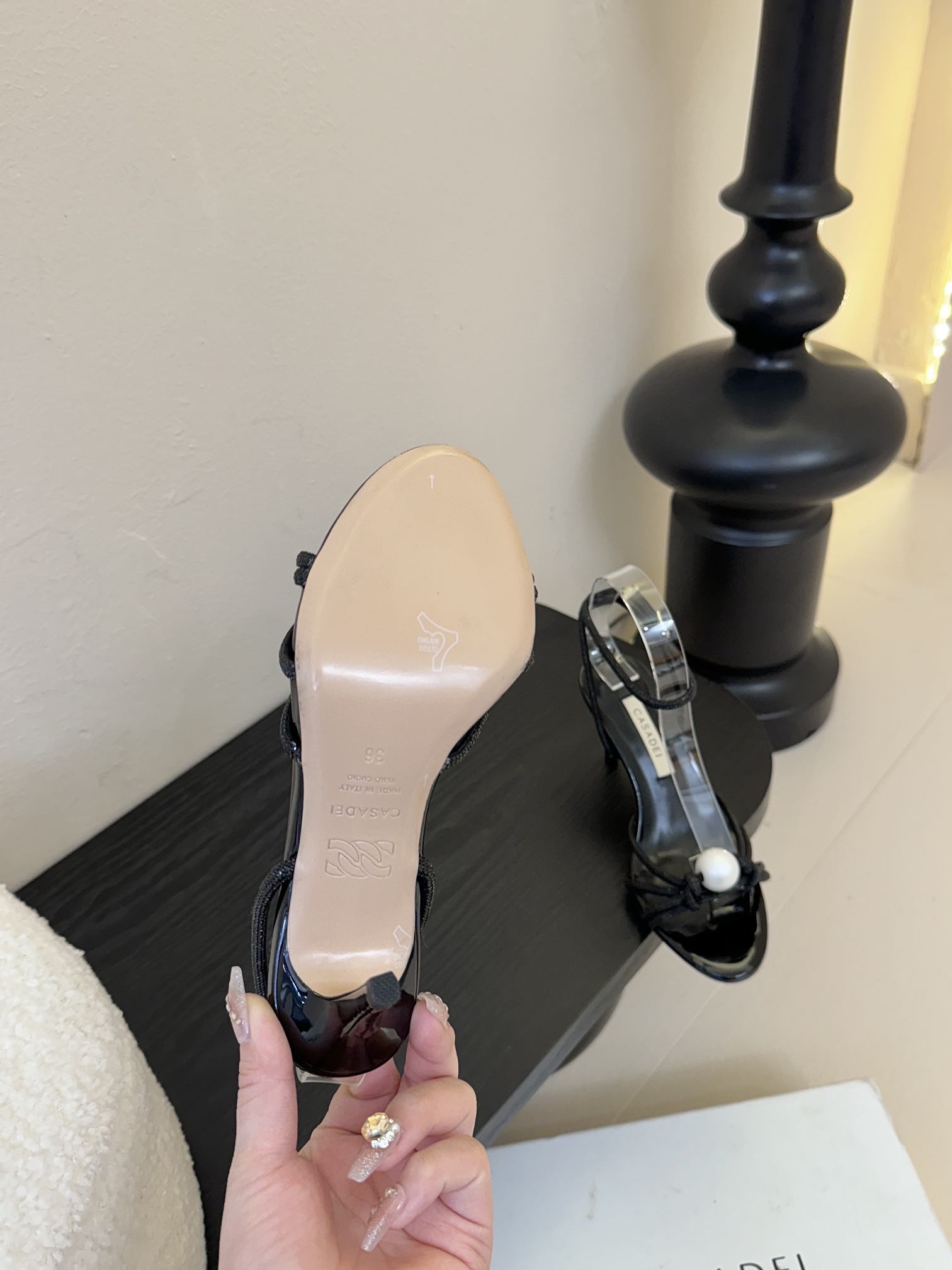 
CASADEI/卡萨帝25WF春夏新品
珍珠水钻高跟凉鞋
哪个女人能拒绝如此美艳的高跟鞋
高跟搭配闪耀