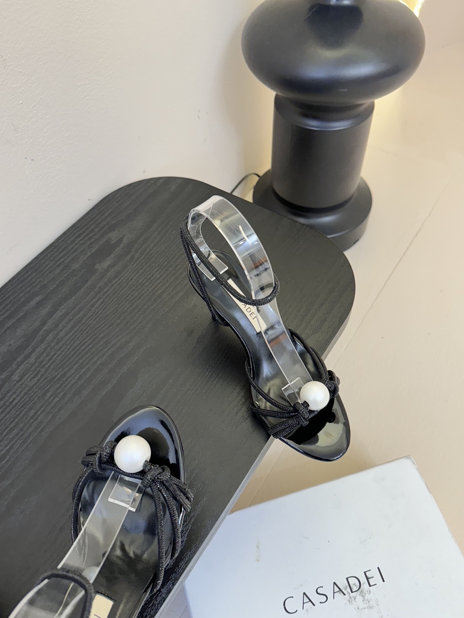 
CASADEI/卡萨帝25WF春夏新品
珍珠水钻高跟凉鞋
哪个女人能拒绝如此美艳的高跟鞋
高跟搭配闪耀