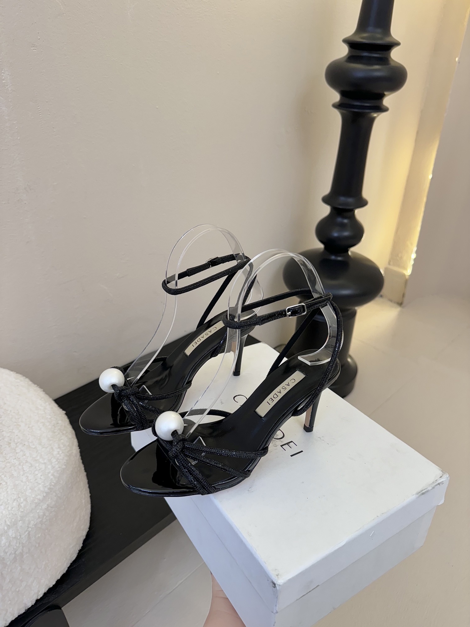 
CASADEI/卡萨帝25WF春夏新品
珍珠水钻高跟凉鞋
哪个女人能拒绝如此美艳的高跟鞋
高跟搭配闪耀