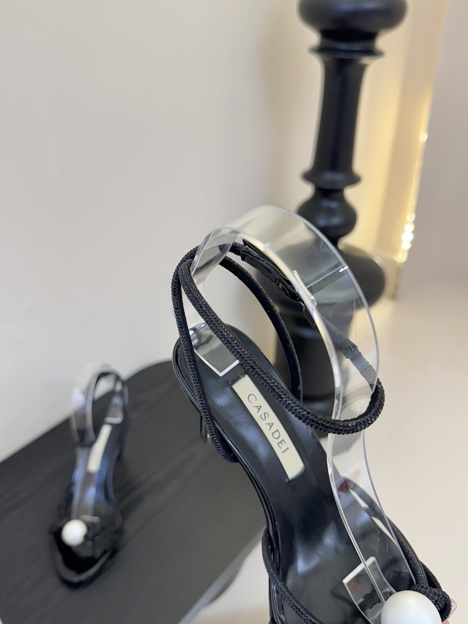 
CASADEI/卡萨帝25WF春夏新品
珍珠水钻高跟凉鞋
哪个女人能拒绝如此美艳的高跟鞋
高跟搭配闪耀