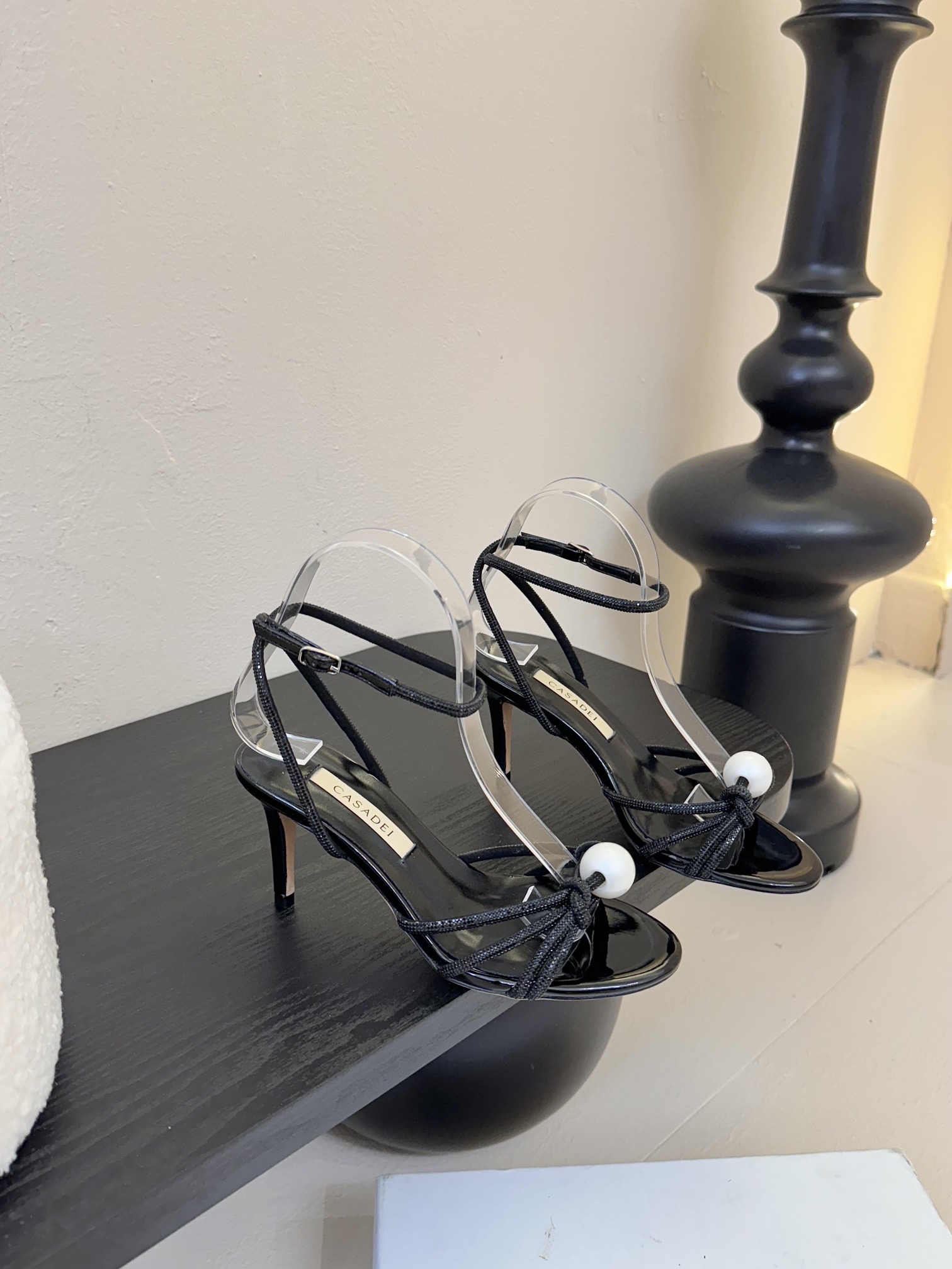 
CASADEI/卡萨帝25WF春夏新品
珍珠水钻高跟凉鞋
哪个女人能拒绝如此美艳的高跟鞋
高跟搭配闪耀