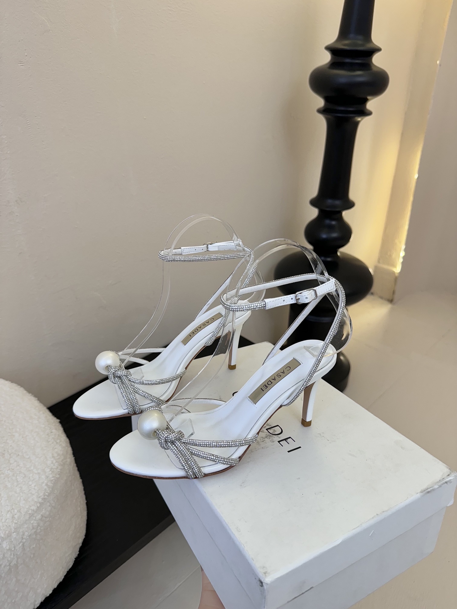 
CASADEI/卡萨帝25WF春夏新品
珍珠水钻高跟凉鞋
哪个女人能拒绝如此美艳的高跟鞋
高跟搭配闪耀