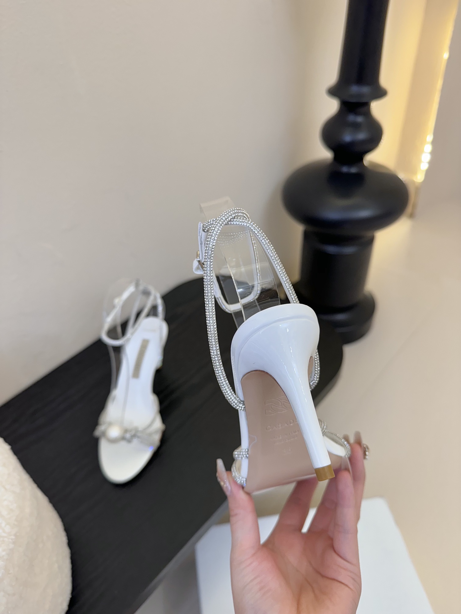 
CASADEI/卡萨帝25WF春夏新品
珍珠水钻高跟凉鞋
哪个女人能拒绝如此美艳的高跟鞋
高跟搭配闪耀