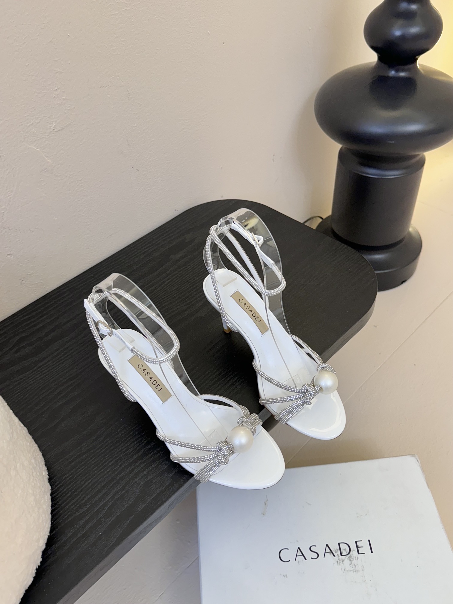 
CASADEI/卡萨帝25WF春夏新品
珍珠水钻高跟凉鞋
哪个女人能拒绝如此美艳的高跟鞋
高跟搭配闪耀