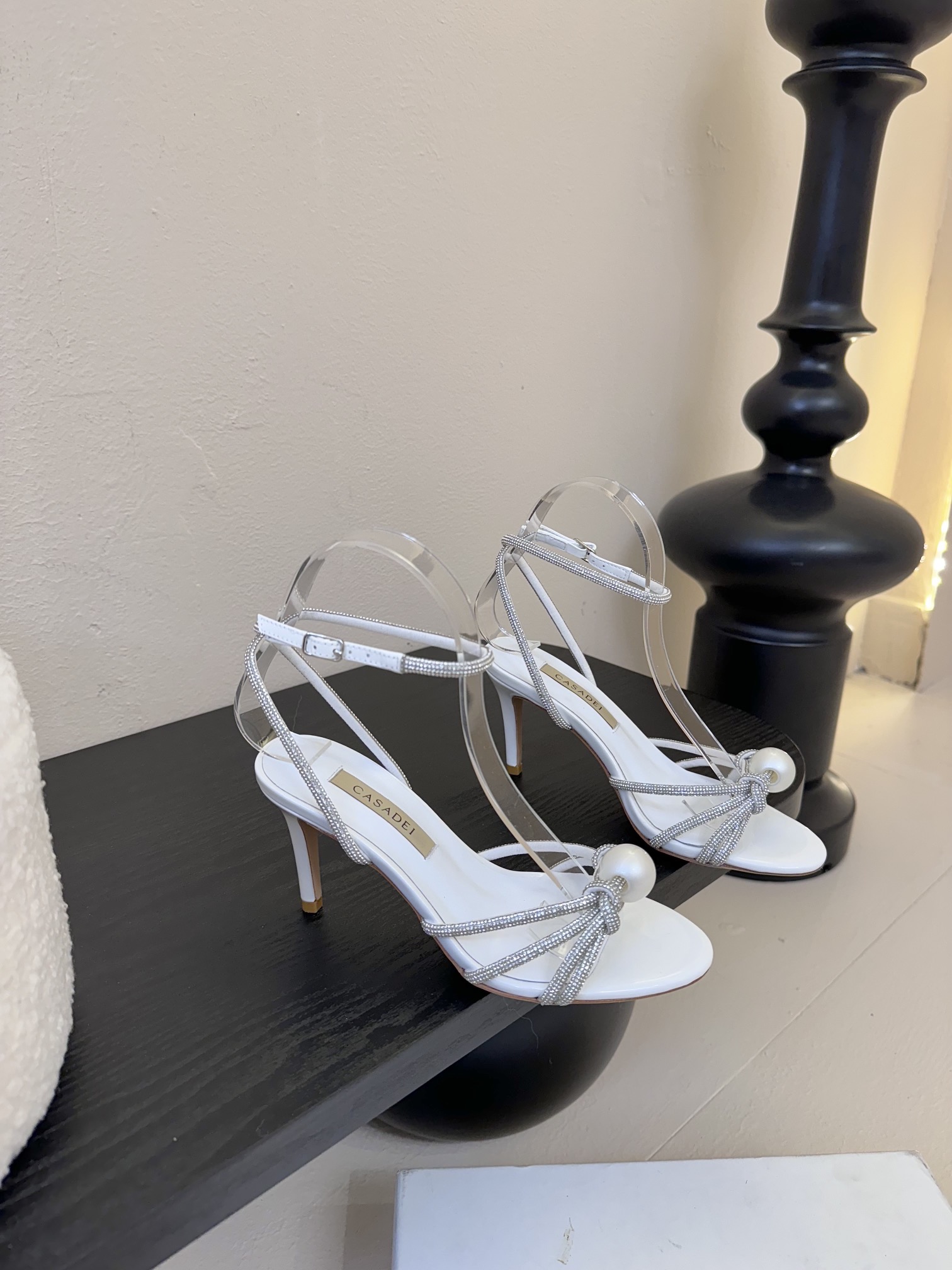 
CASADEI/卡萨帝25WF春夏新品
珍珠水钻高跟凉鞋
哪个女人能拒绝如此美艳的高跟鞋
高跟搭配闪耀