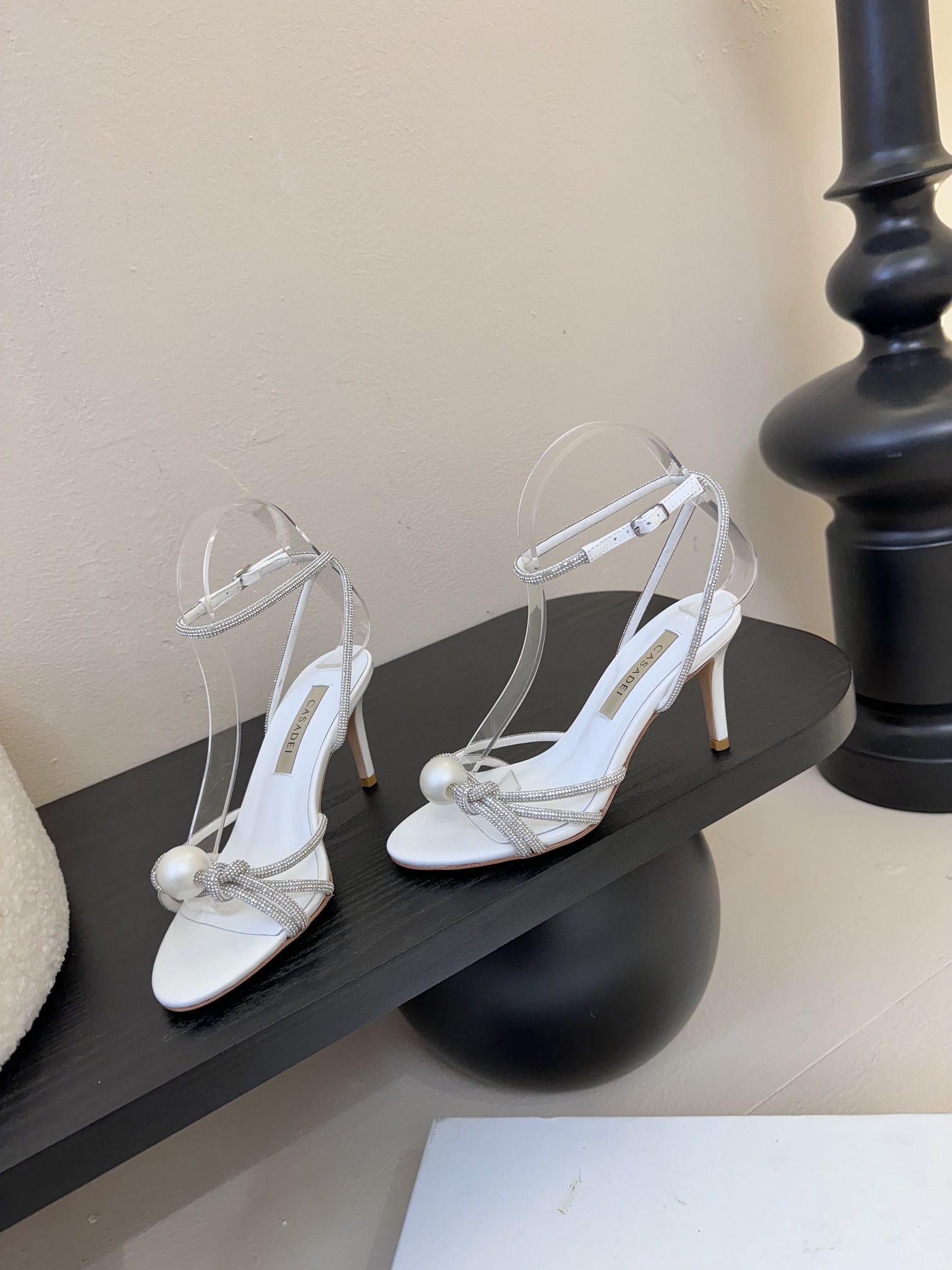 
CASADEI/卡萨帝25WF春夏新品
珍珠水钻高跟凉鞋
哪个女人能拒绝如此美艳的高跟鞋
高跟搭配闪耀