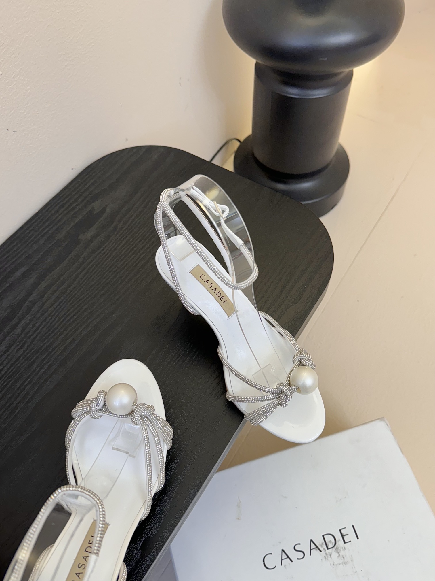 
CASADEI/卡萨帝25WF春夏新品
珍珠水钻高跟凉鞋
哪个女人能拒绝如此美艳的高跟鞋
高跟搭配闪耀