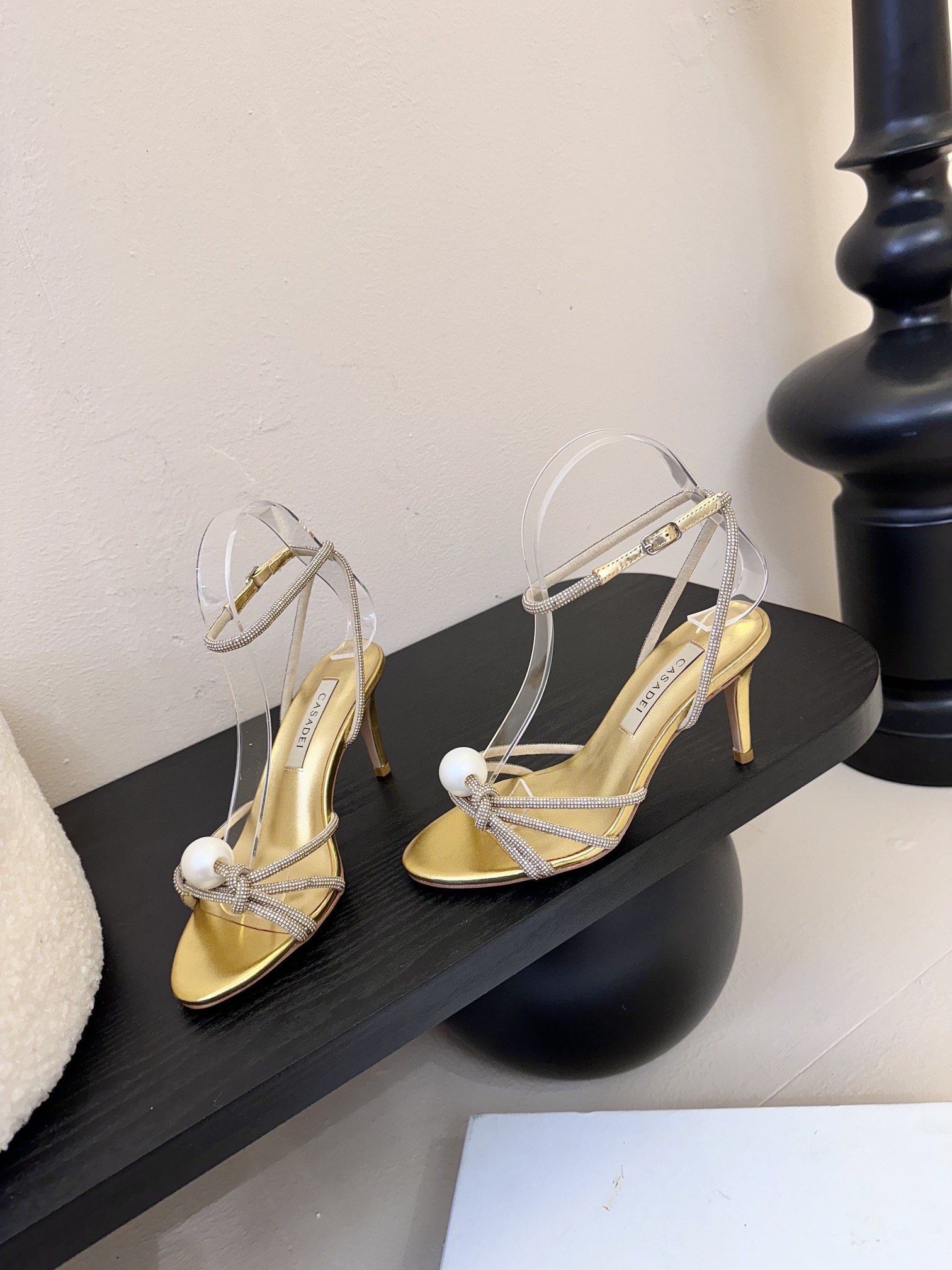 
CASADEI/卡萨帝25WF春夏新品
珍珠水钻高跟凉鞋
哪个女人能拒绝如此美艳的高跟鞋
高跟搭配闪耀