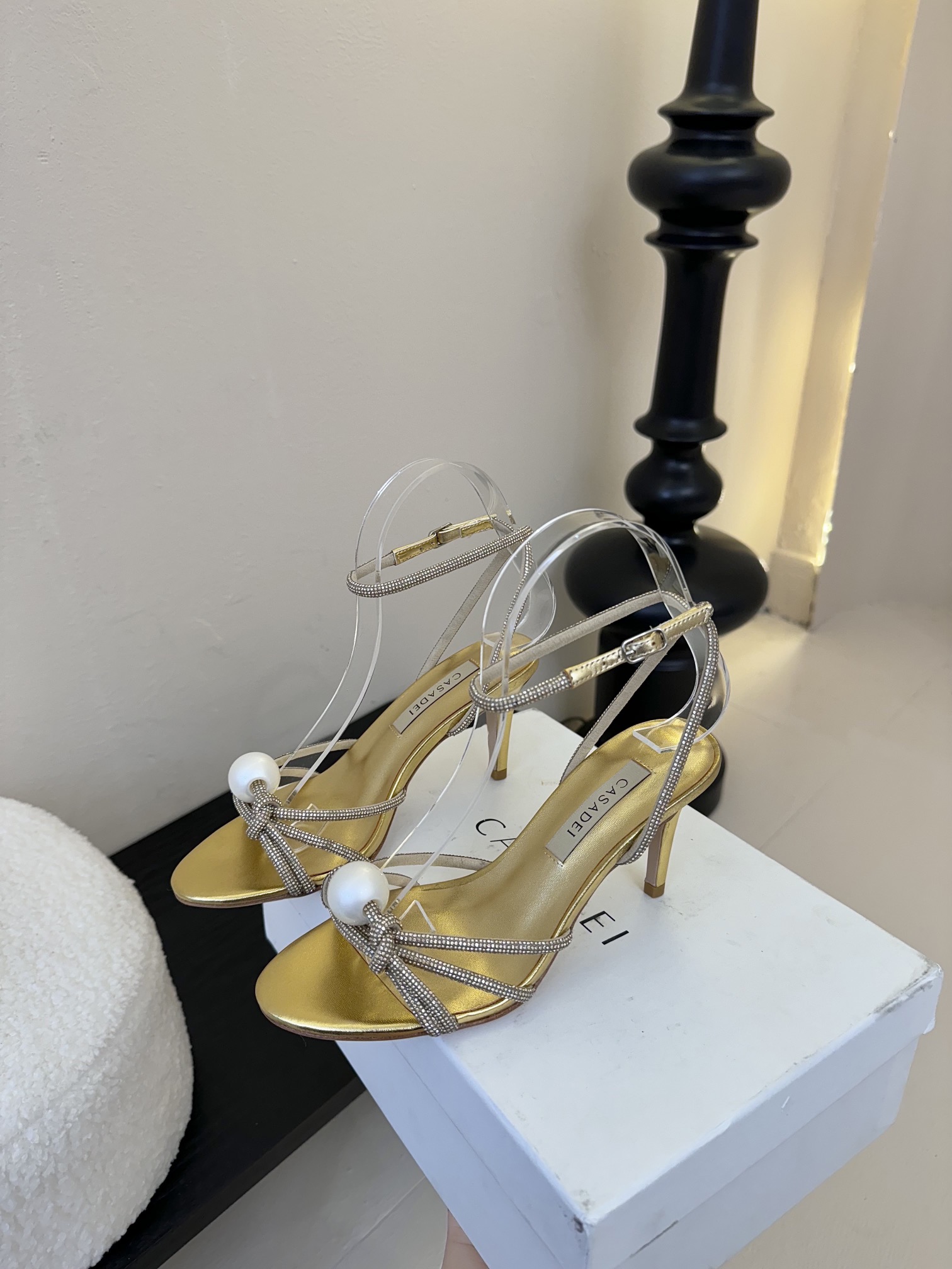 
CASADEI/卡萨帝25WF春夏新品
珍珠水钻高跟凉鞋
哪个女人能拒绝如此美艳的高跟鞋
高跟搭配闪耀