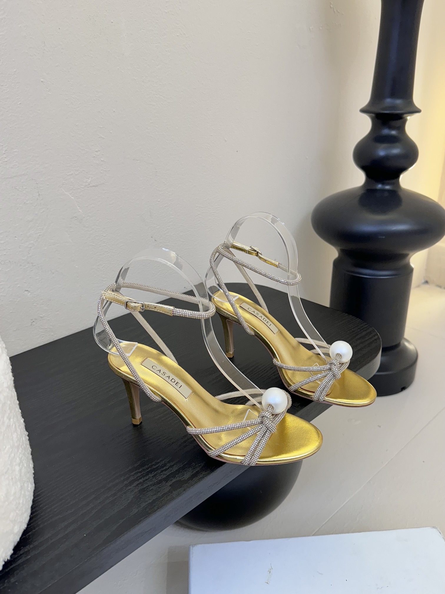 
CASADEI/卡萨帝25WF春夏新品
珍珠水钻高跟凉鞋
哪个女人能拒绝如此美艳的高跟鞋
高跟搭配闪耀