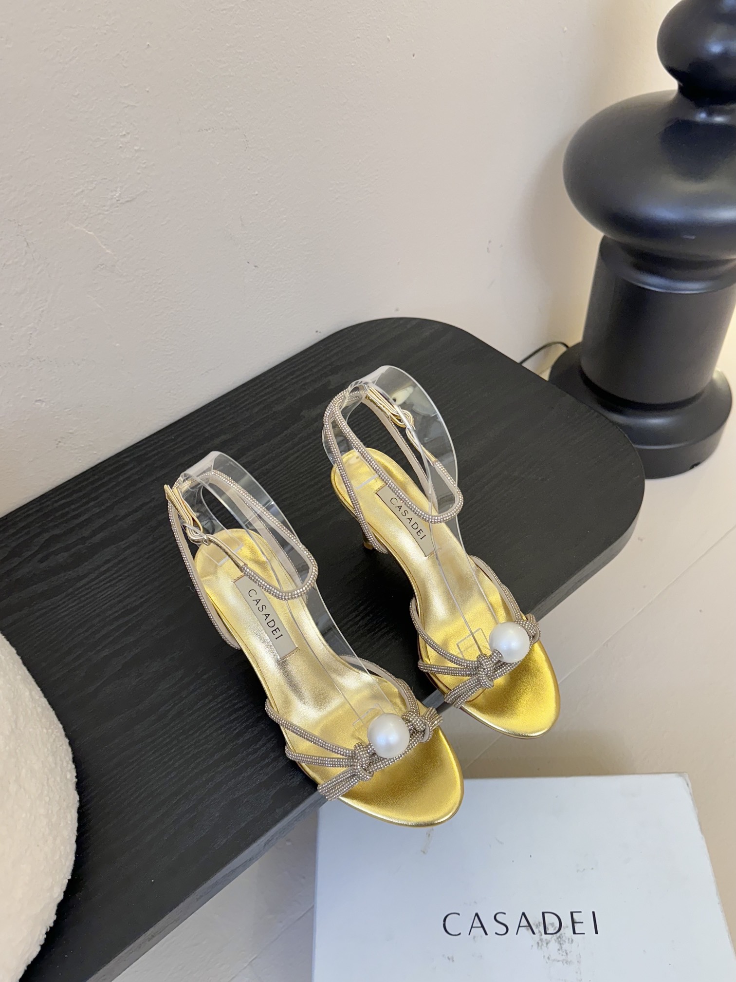 
CASADEI/卡萨帝25WF春夏新品
珍珠水钻高跟凉鞋
哪个女人能拒绝如此美艳的高跟鞋
高跟搭配闪耀