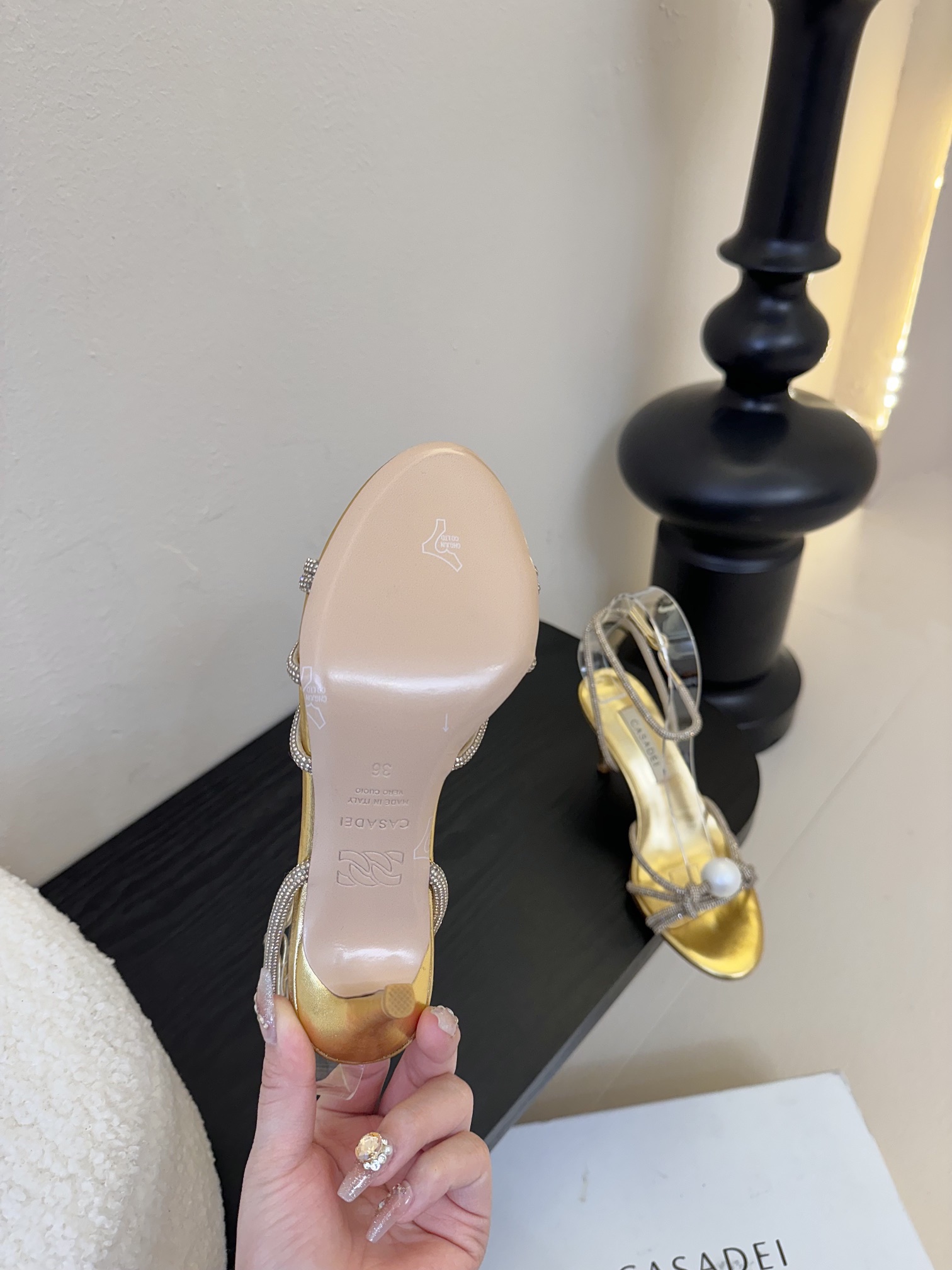 
CASADEI/卡萨帝25WF春夏新品
珍珠水钻高跟凉鞋
哪个女人能拒绝如此美艳的高跟鞋
高跟搭配闪耀