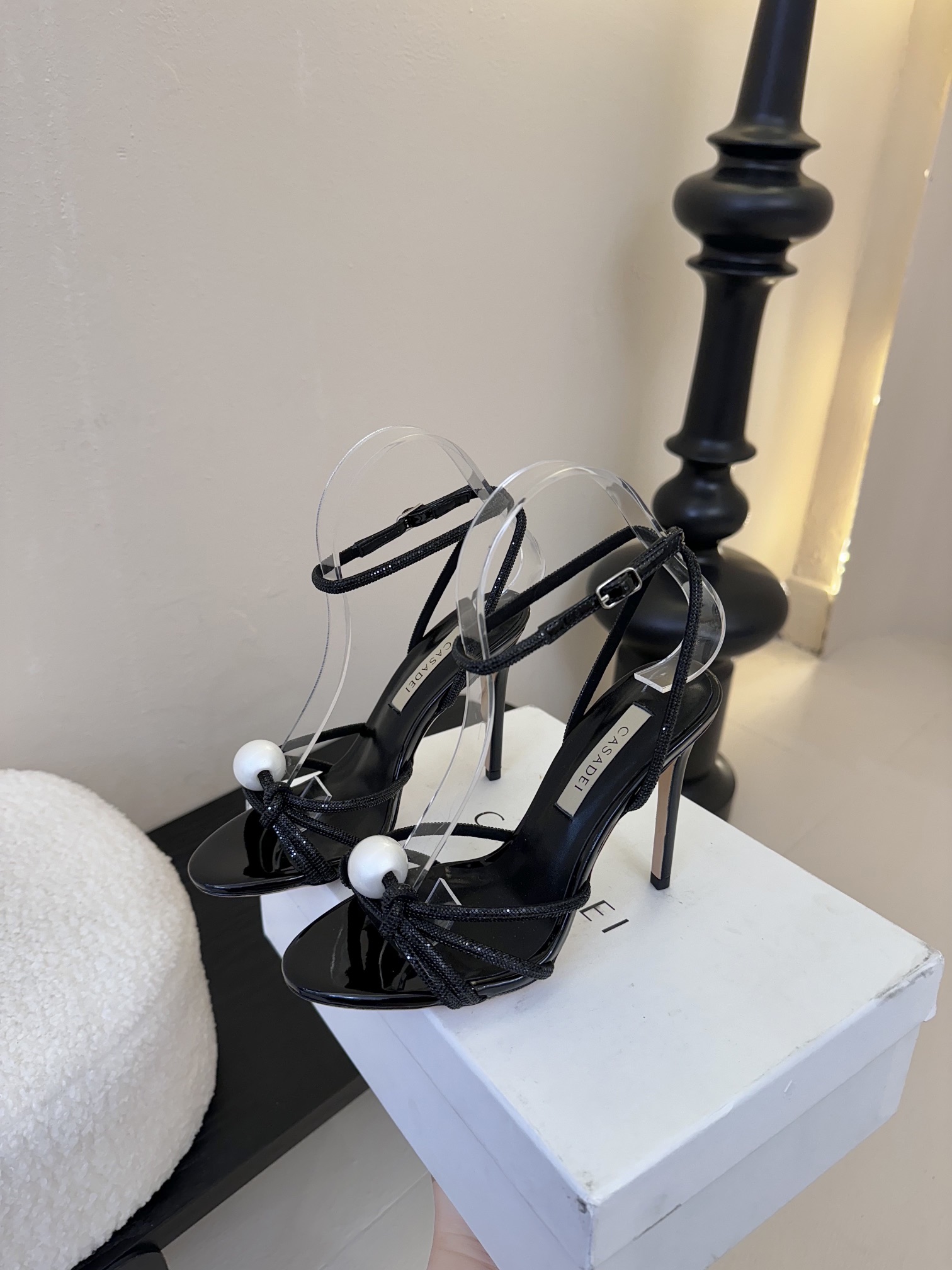 
CASADEI/卡萨帝25WF春夏新品
珍珠水钻高跟凉鞋
哪个女人能拒绝如此美艳的高跟鞋
高跟搭配闪耀
