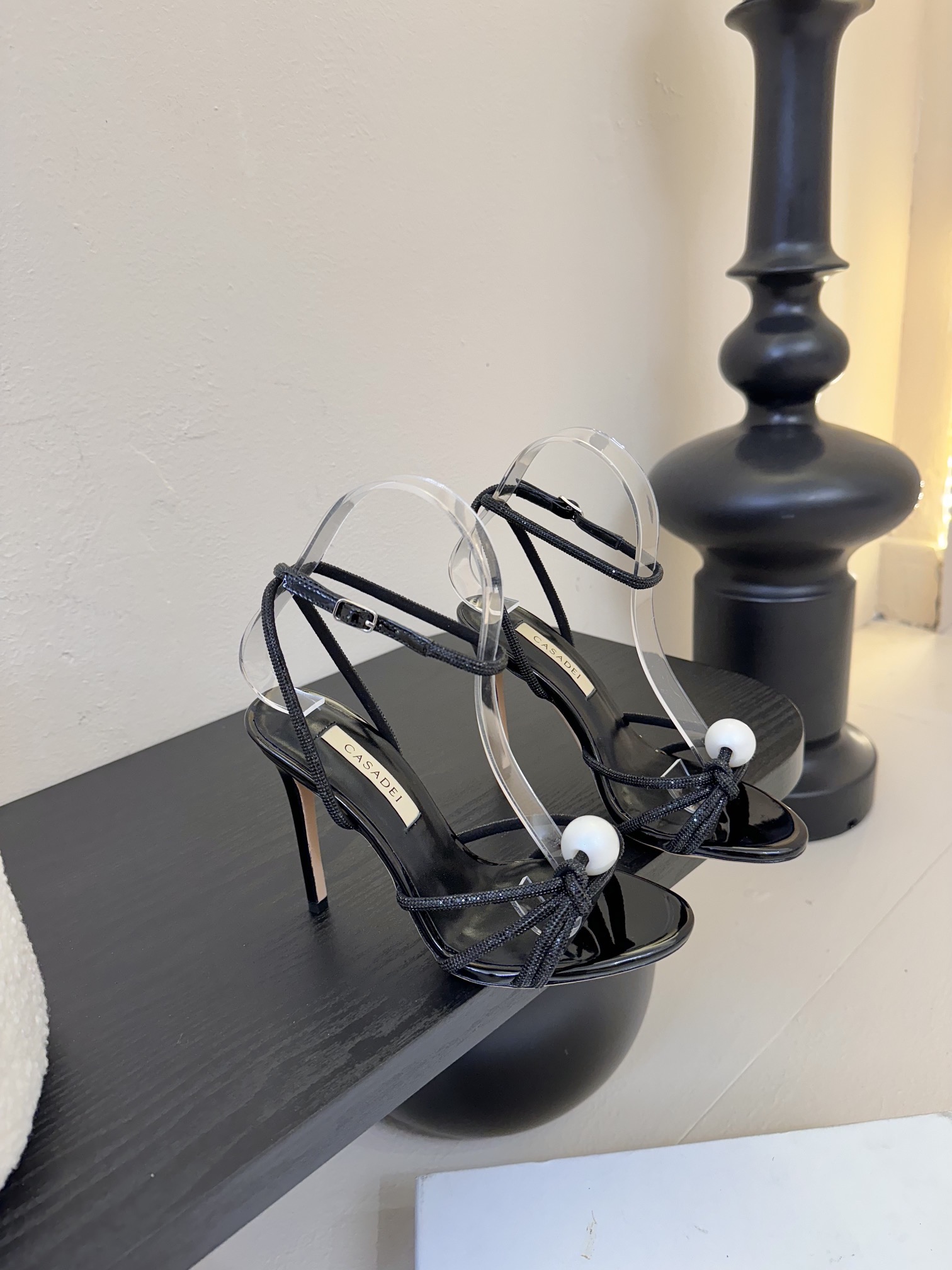 
CASADEI/卡萨帝25WF春夏新品
珍珠水钻高跟凉鞋
哪个女人能拒绝如此美艳的高跟鞋
高跟搭配闪耀