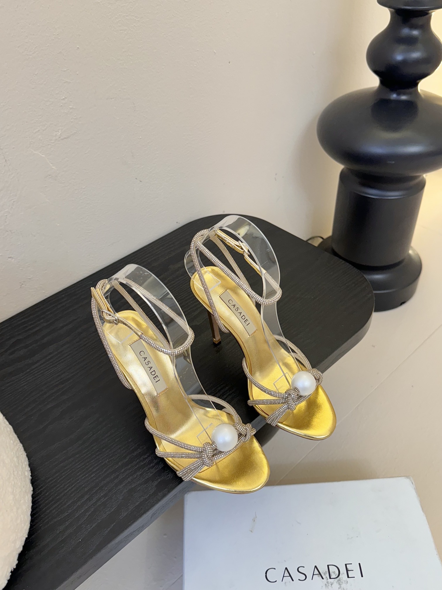 
CASADEI/卡萨帝25WF春夏新品
珍珠水钻高跟凉鞋
哪个女人能拒绝如此美艳的高跟鞋
高跟搭配闪耀