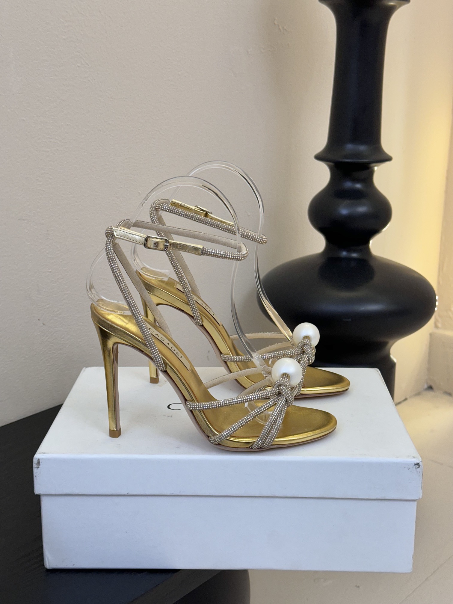 
CASADEI/卡萨帝25WF春夏新品
珍珠水钻高跟凉鞋
哪个女人能拒绝如此美艳的高跟鞋
高跟搭配闪耀