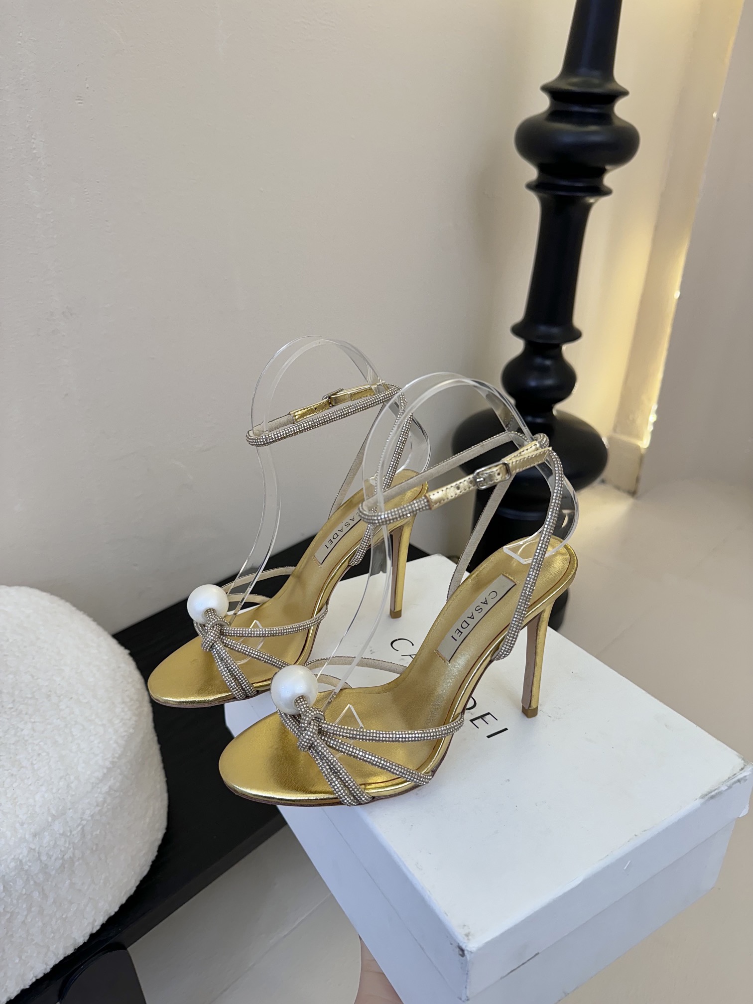 
CASADEI/卡萨帝25WF春夏新品
珍珠水钻高跟凉鞋
哪个女人能拒绝如此美艳的高跟鞋
高跟搭配闪耀