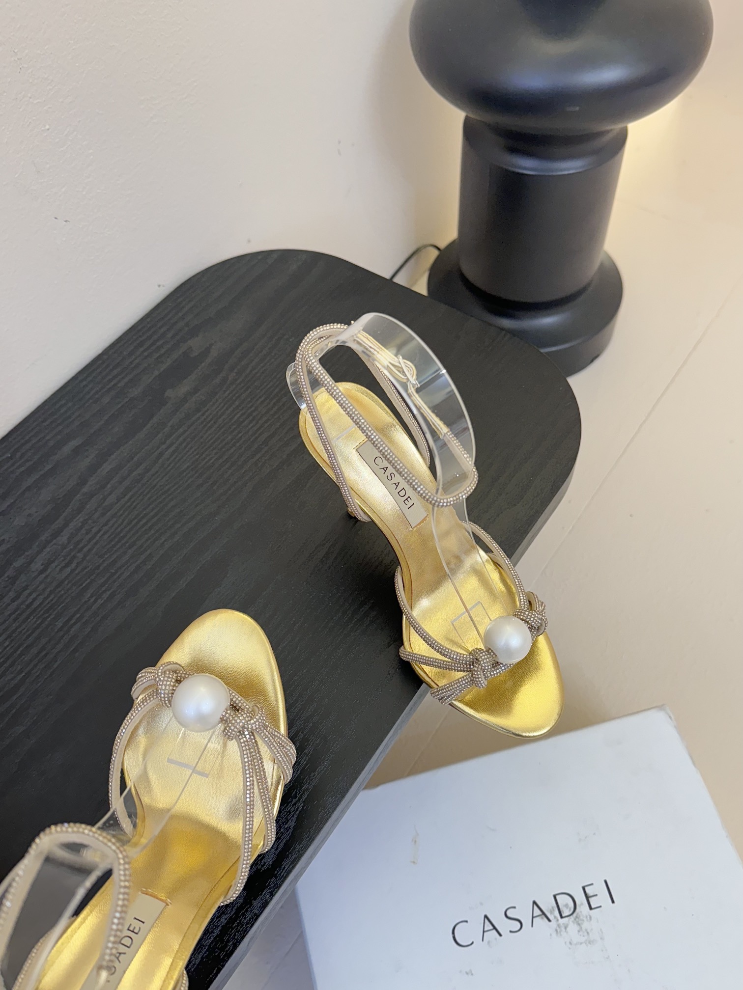 
CASADEI/卡萨帝25WF春夏新品
珍珠水钻高跟凉鞋
哪个女人能拒绝如此美艳的高跟鞋
高跟搭配闪耀