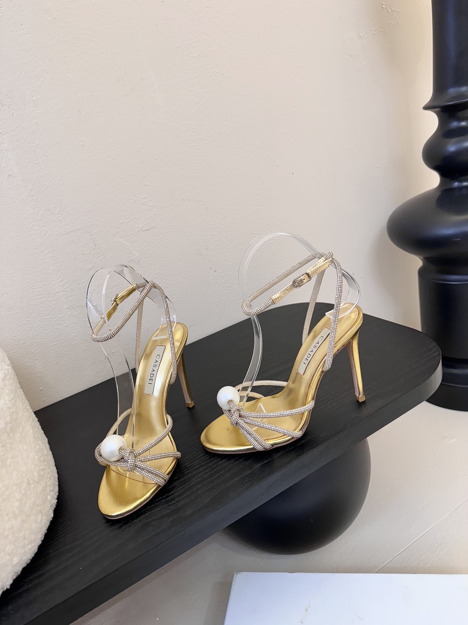 
CASADEI/卡萨帝25WF春夏新品
珍珠水钻高跟凉鞋
哪个女人能拒绝如此美艳的高跟鞋
高跟搭配闪耀