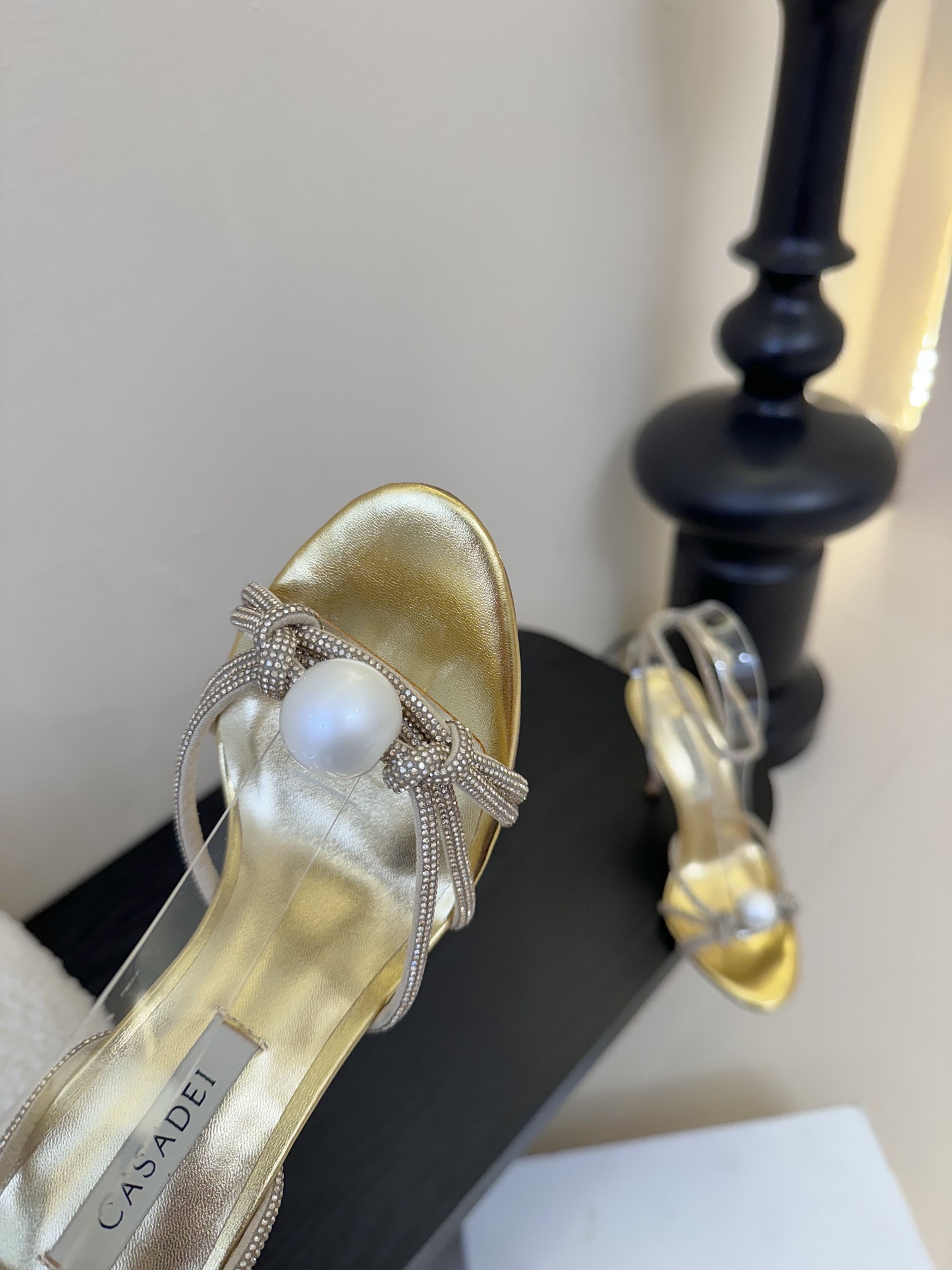 
CASADEI/卡萨帝25WF春夏新品
珍珠水钻高跟凉鞋
哪个女人能拒绝如此美艳的高跟鞋
高跟搭配闪耀