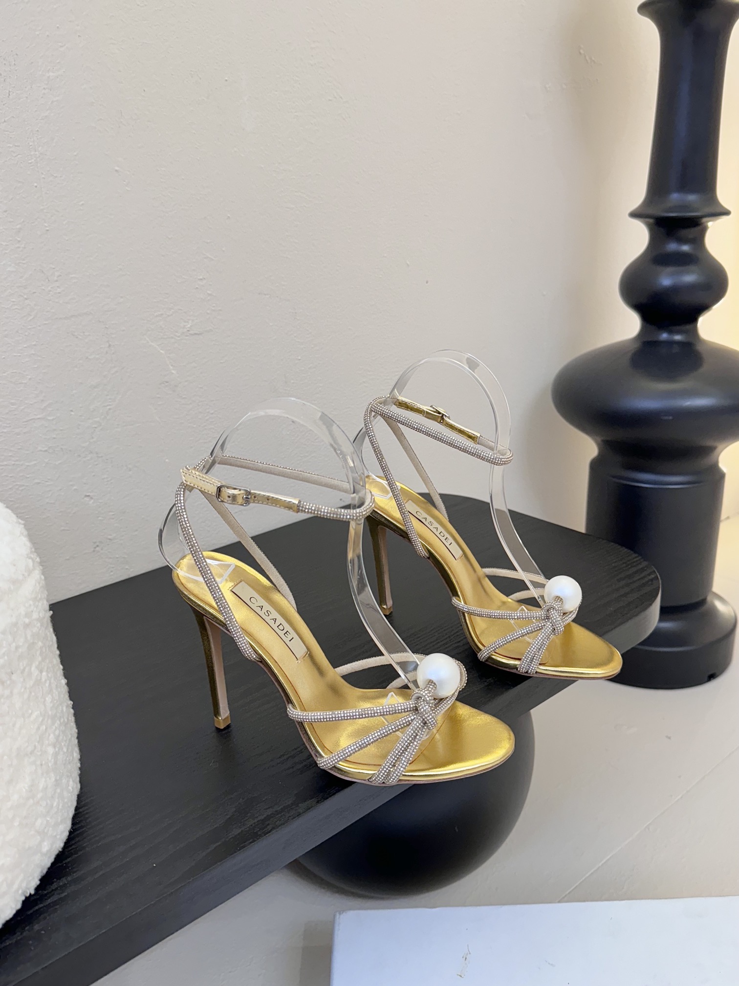 
CASADEI/卡萨帝25WF春夏新品
珍珠水钻高跟凉鞋
哪个女人能拒绝如此美艳的高跟鞋
高跟搭配闪耀