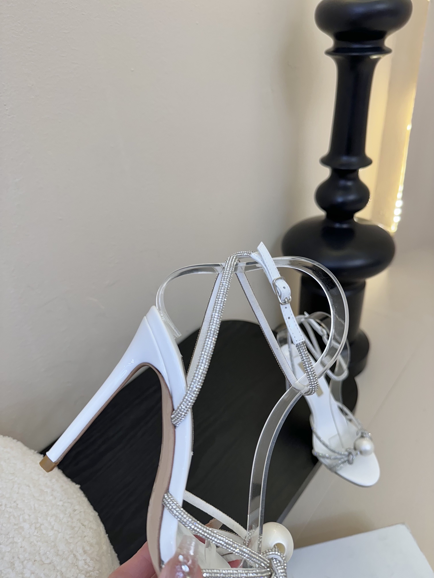 
CASADEI/卡萨帝25WF春夏新品
珍珠水钻高跟凉鞋
哪个女人能拒绝如此美艳的高跟鞋
高跟搭配闪耀