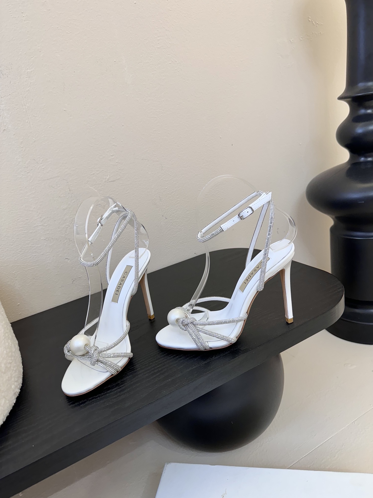 
CASADEI/卡萨帝25WF春夏新品
珍珠水钻高跟凉鞋
哪个女人能拒绝如此美艳的高跟鞋
高跟搭配闪耀