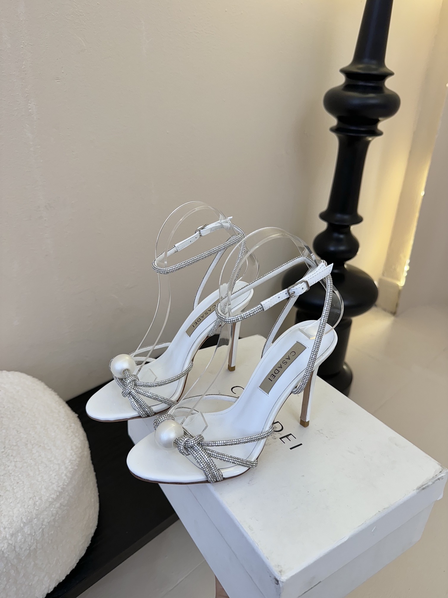
CASADEI/卡萨帝25WF春夏新品
珍珠水钻高跟凉鞋
哪个女人能拒绝如此美艳的高跟鞋
高跟搭配闪耀