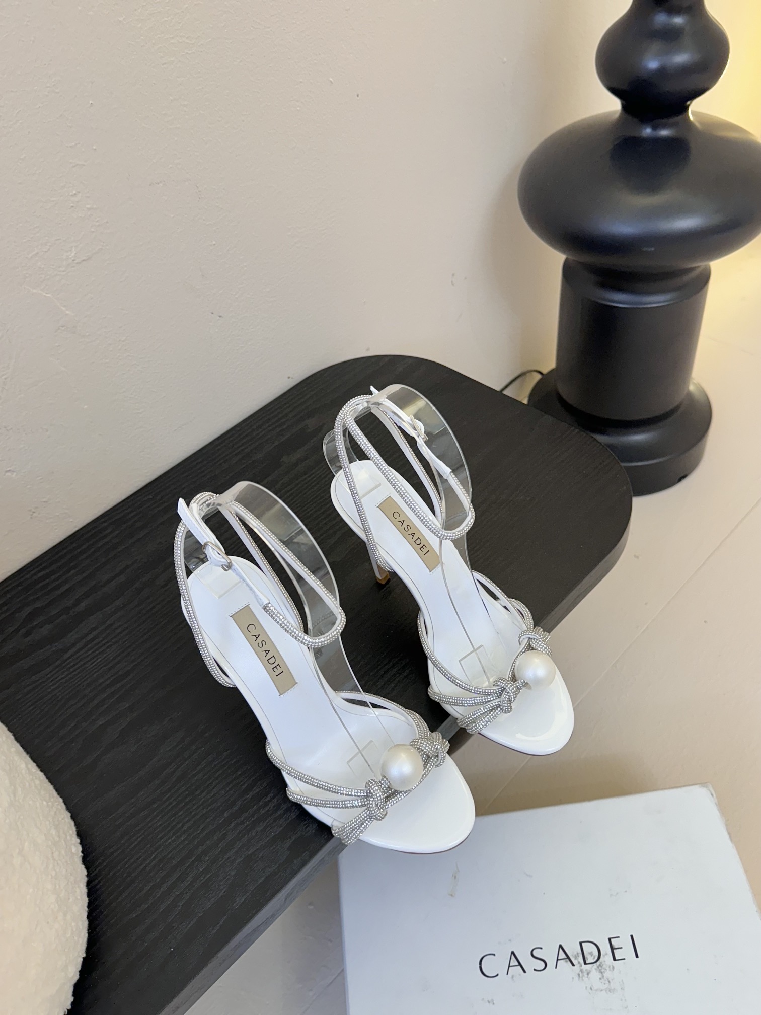 
CASADEI/卡萨帝25WF春夏新品
珍珠水钻高跟凉鞋
哪个女人能拒绝如此美艳的高跟鞋
高跟搭配闪耀