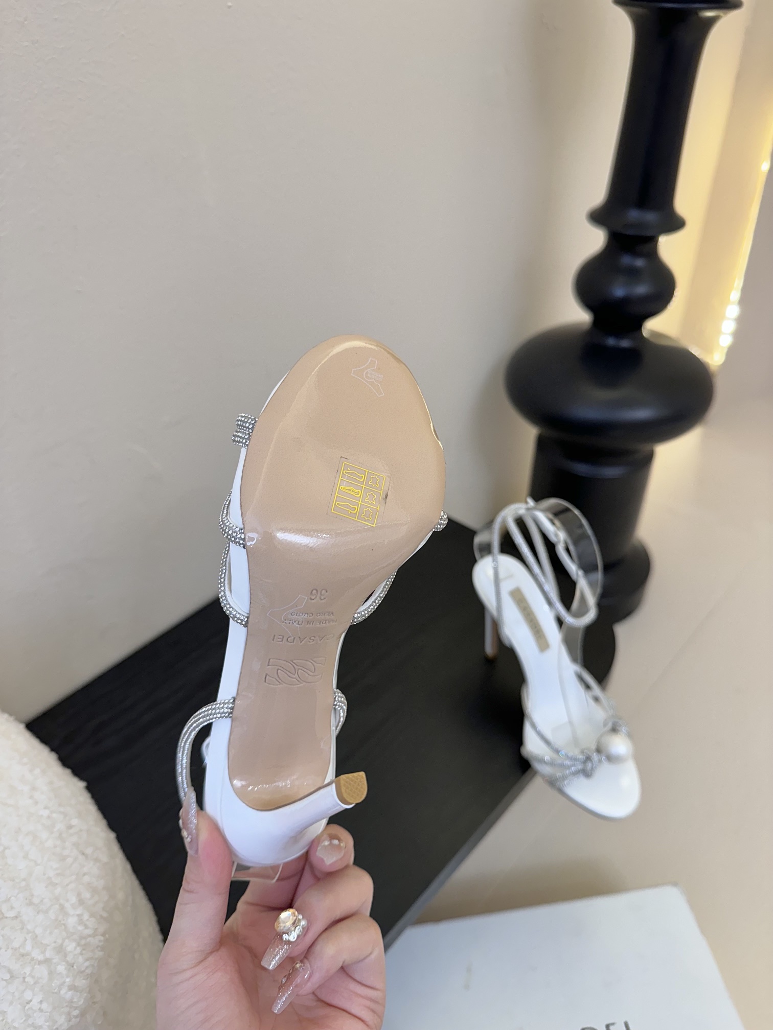 
CASADEI/卡萨帝25WF春夏新品
珍珠水钻高跟凉鞋
哪个女人能拒绝如此美艳的高跟鞋
高跟搭配闪耀
