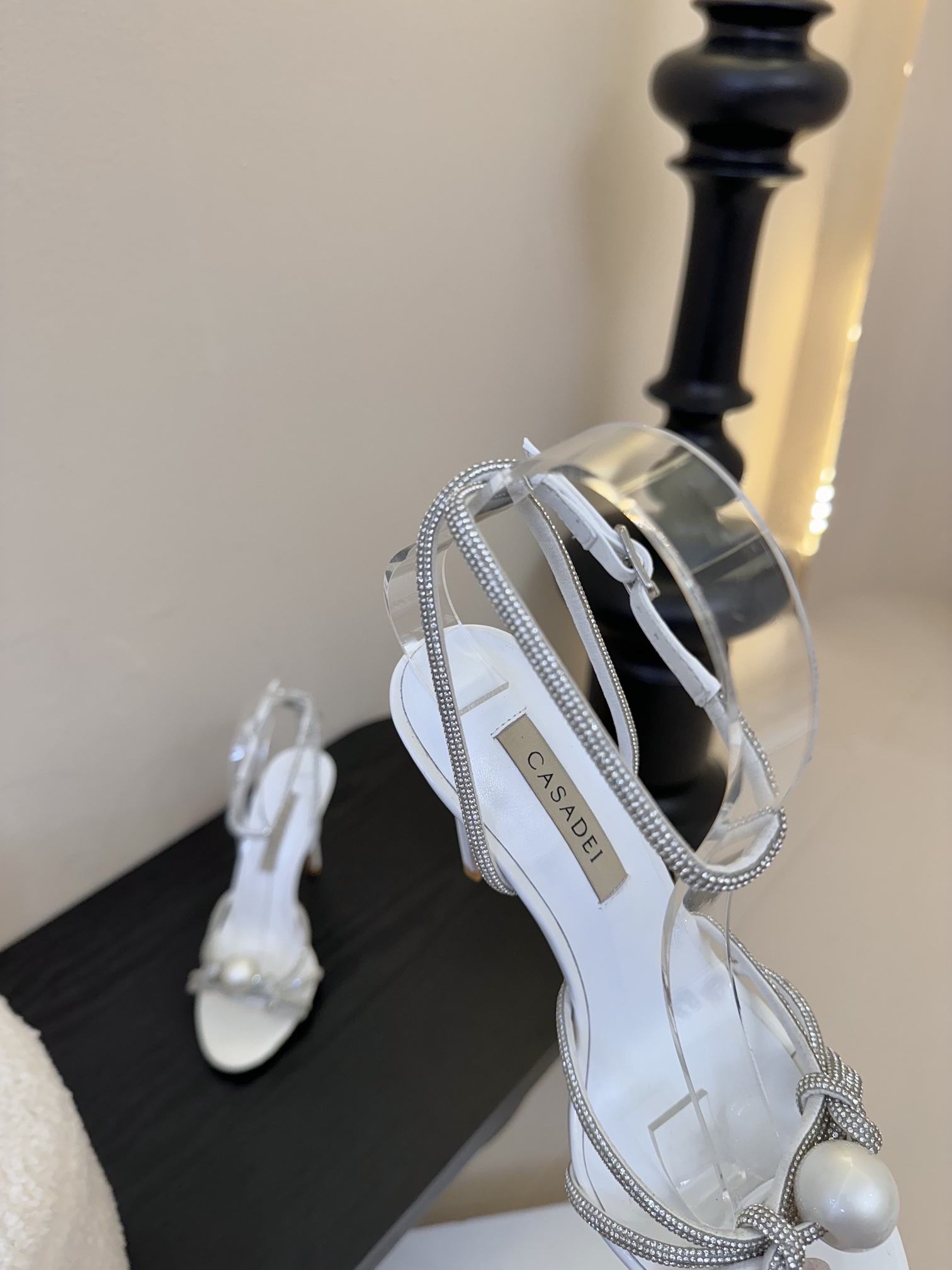 
CASADEI/卡萨帝25WF春夏新品
珍珠水钻高跟凉鞋
哪个女人能拒绝如此美艳的高跟鞋
高跟搭配闪耀