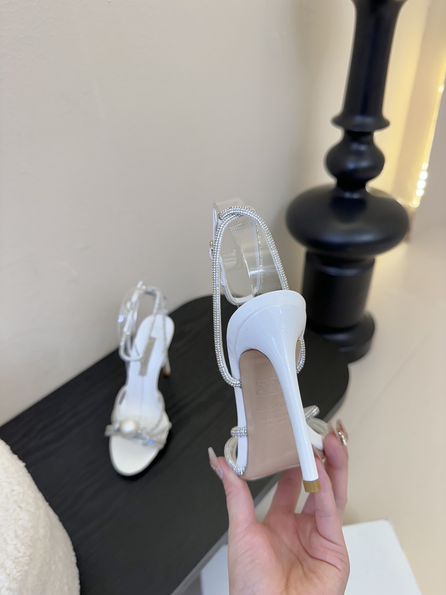 
CASADEI/卡萨帝25WF春夏新品
珍珠水钻高跟凉鞋
哪个女人能拒绝如此美艳的高跟鞋
高跟搭配闪耀