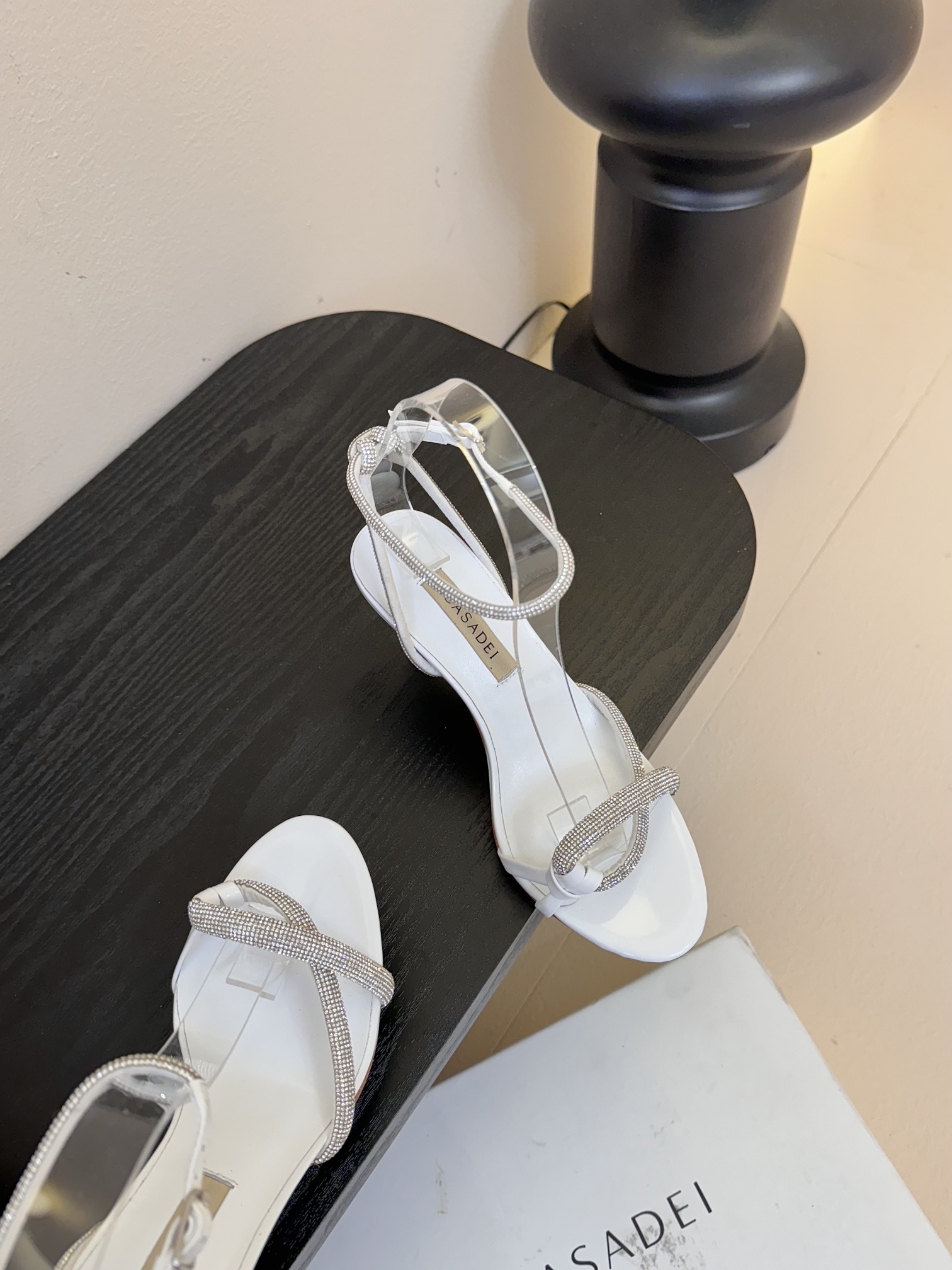 
CASADEI/卡萨帝25WF春夏新品
珍珠水钻高跟凉鞋
哪个女人能拒绝如此美艳的高跟鞋
高跟搭配闪耀