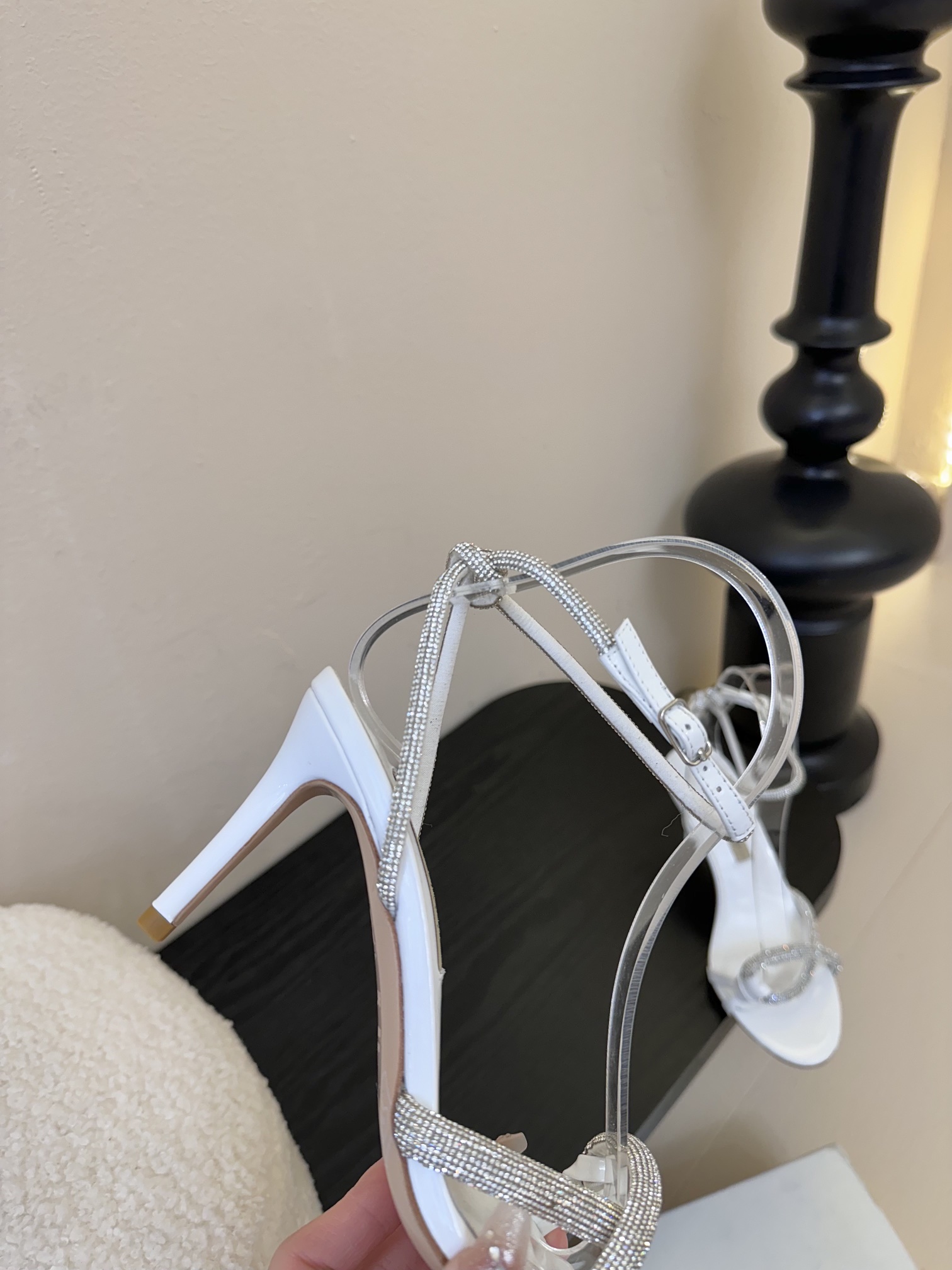 
CASADEI/卡萨帝25WF春夏新品
珍珠水钻高跟凉鞋
哪个女人能拒绝如此美艳的高跟鞋
高跟搭配闪耀