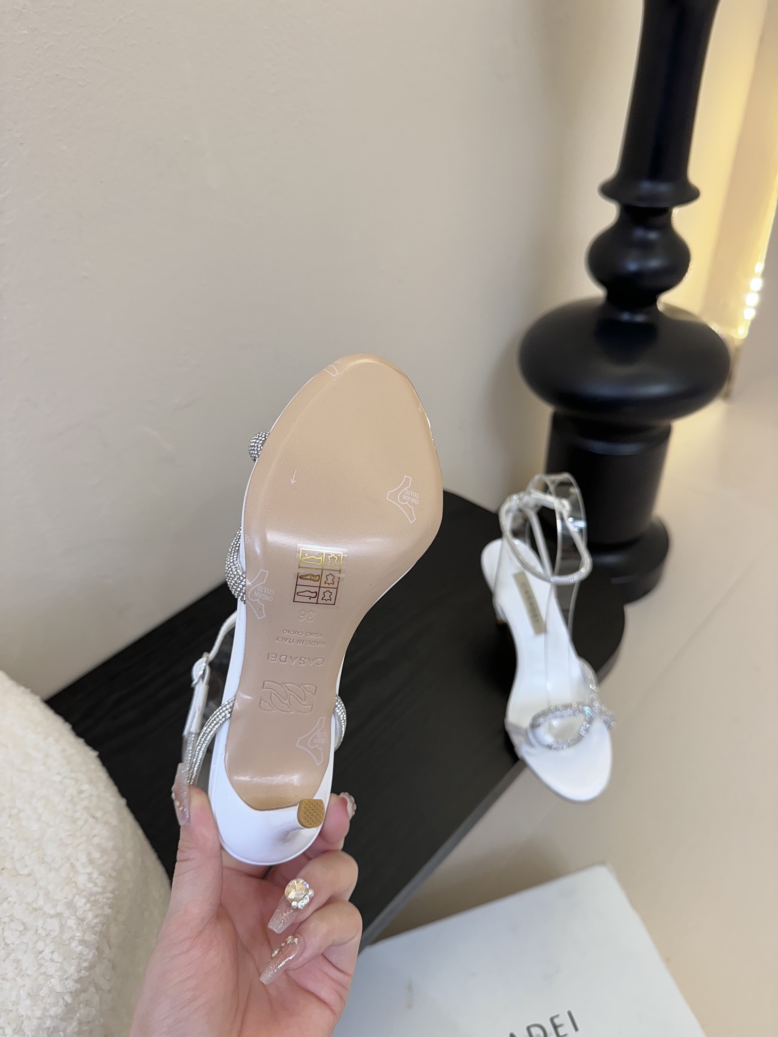 
CASADEI/卡萨帝25WF春夏新品
珍珠水钻高跟凉鞋
哪个女人能拒绝如此美艳的高跟鞋
高跟搭配闪耀