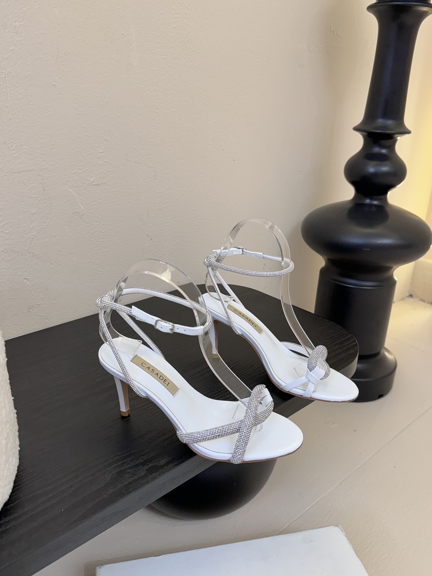 
CASADEI/卡萨帝25WF春夏新品
珍珠水钻高跟凉鞋
哪个女人能拒绝如此美艳的高跟鞋
高跟搭配闪耀