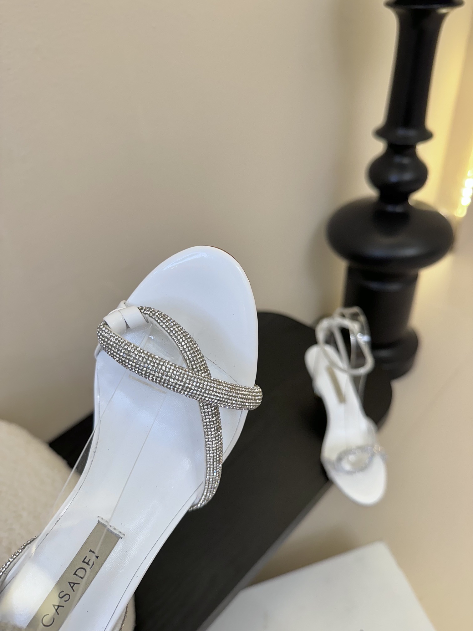 
CASADEI/卡萨帝25WF春夏新品
珍珠水钻高跟凉鞋
哪个女人能拒绝如此美艳的高跟鞋
高跟搭配闪耀