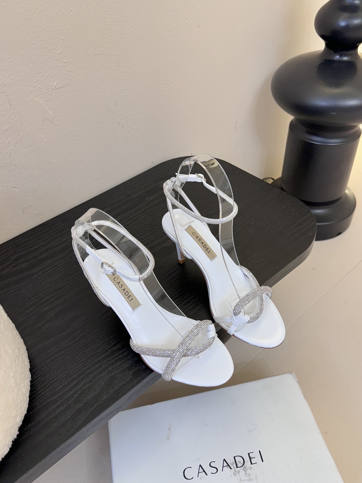 
CASADEI/卡萨帝25WF春夏新品
珍珠水钻高跟凉鞋
哪个女人能拒绝如此美艳的高跟鞋
高跟搭配闪耀