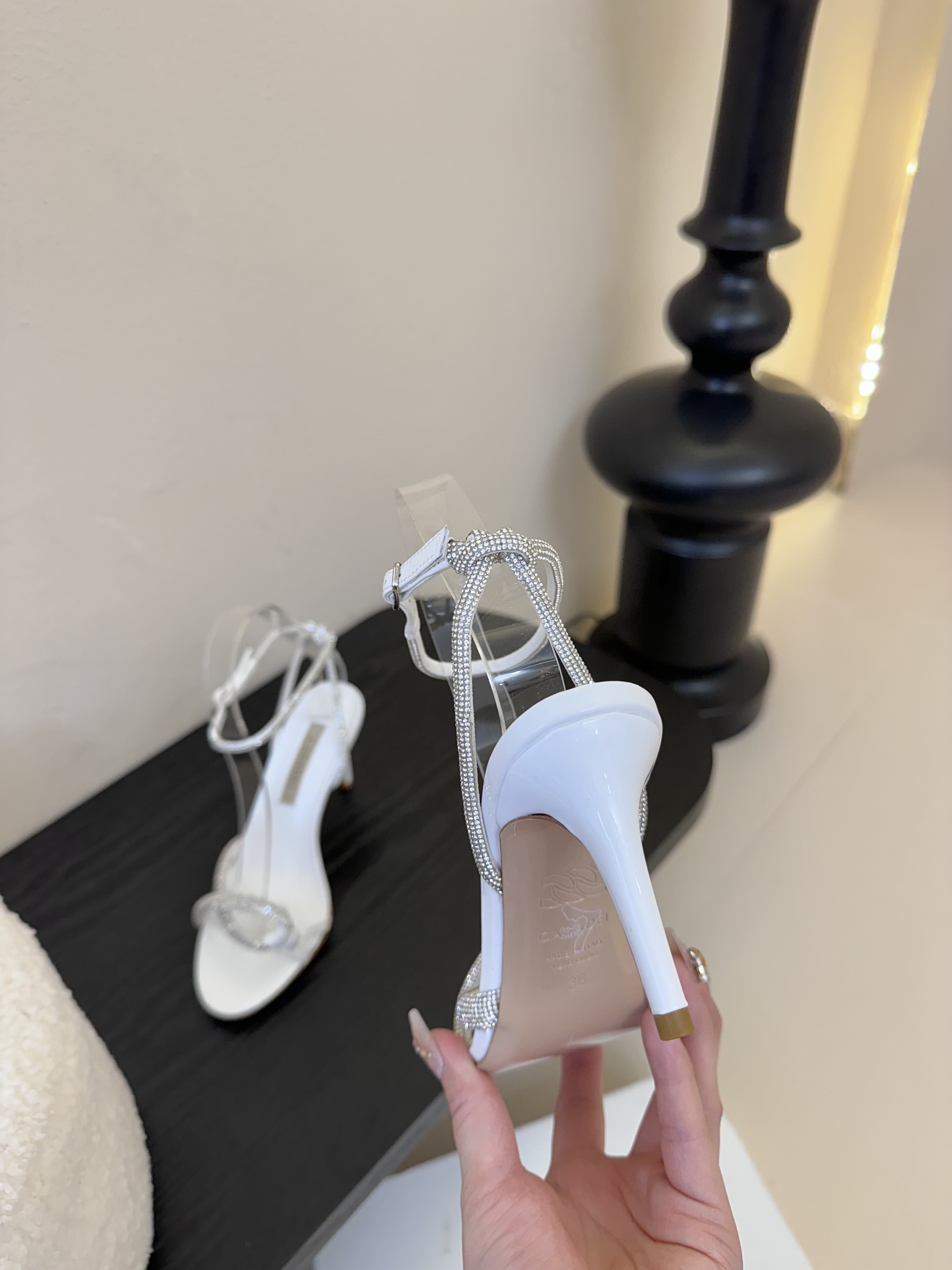 
CASADEI/卡萨帝25WF春夏新品
珍珠水钻高跟凉鞋
哪个女人能拒绝如此美艳的高跟鞋
高跟搭配闪耀
