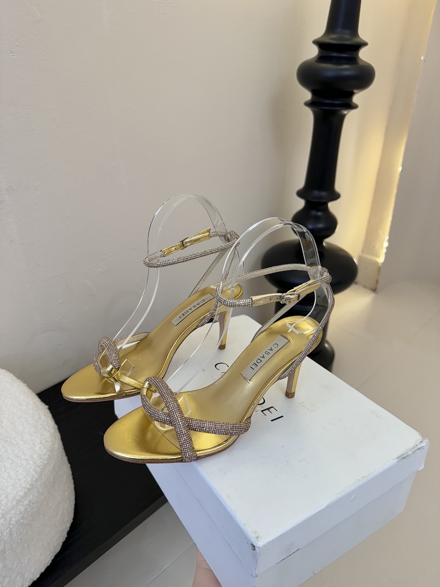 
CASADEI/卡萨帝25WF春夏新品
珍珠水钻高跟凉鞋
哪个女人能拒绝如此美艳的高跟鞋
高跟搭配闪耀