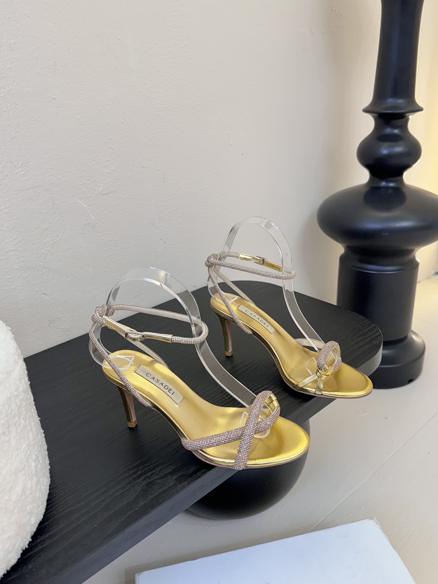 
CASADEI/卡萨帝25WF春夏新品
珍珠水钻高跟凉鞋
哪个女人能拒绝如此美艳的高跟鞋
高跟搭配闪耀