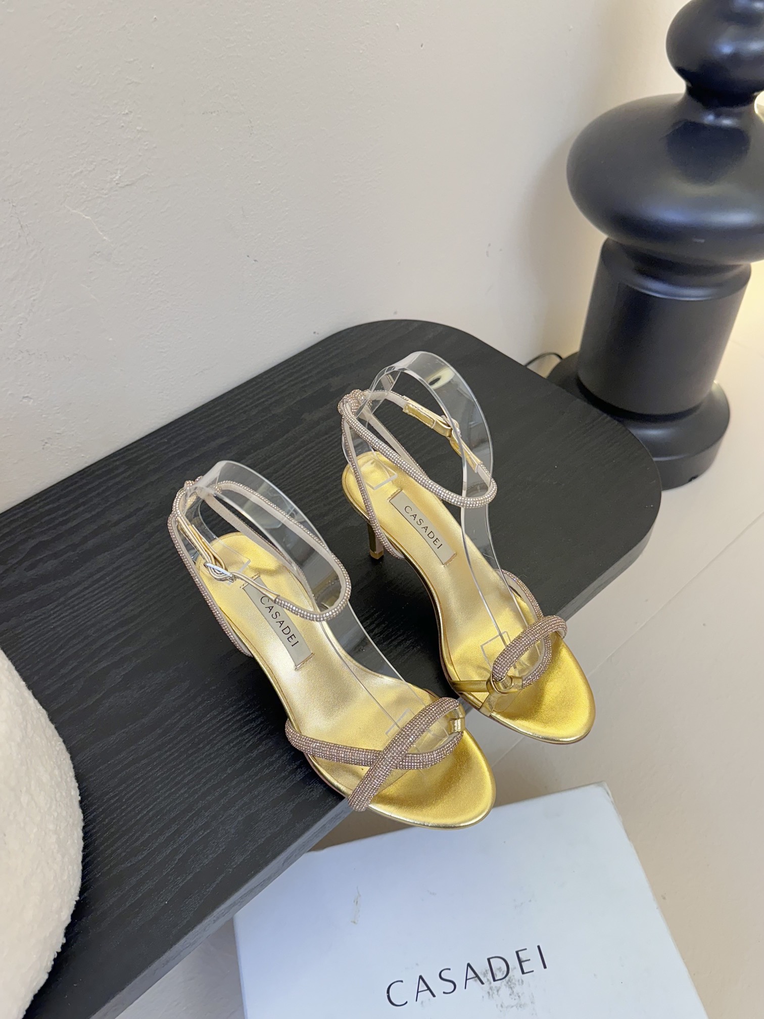 
CASADEI/卡萨帝25WF春夏新品
珍珠水钻高跟凉鞋
哪个女人能拒绝如此美艳的高跟鞋
高跟搭配闪耀