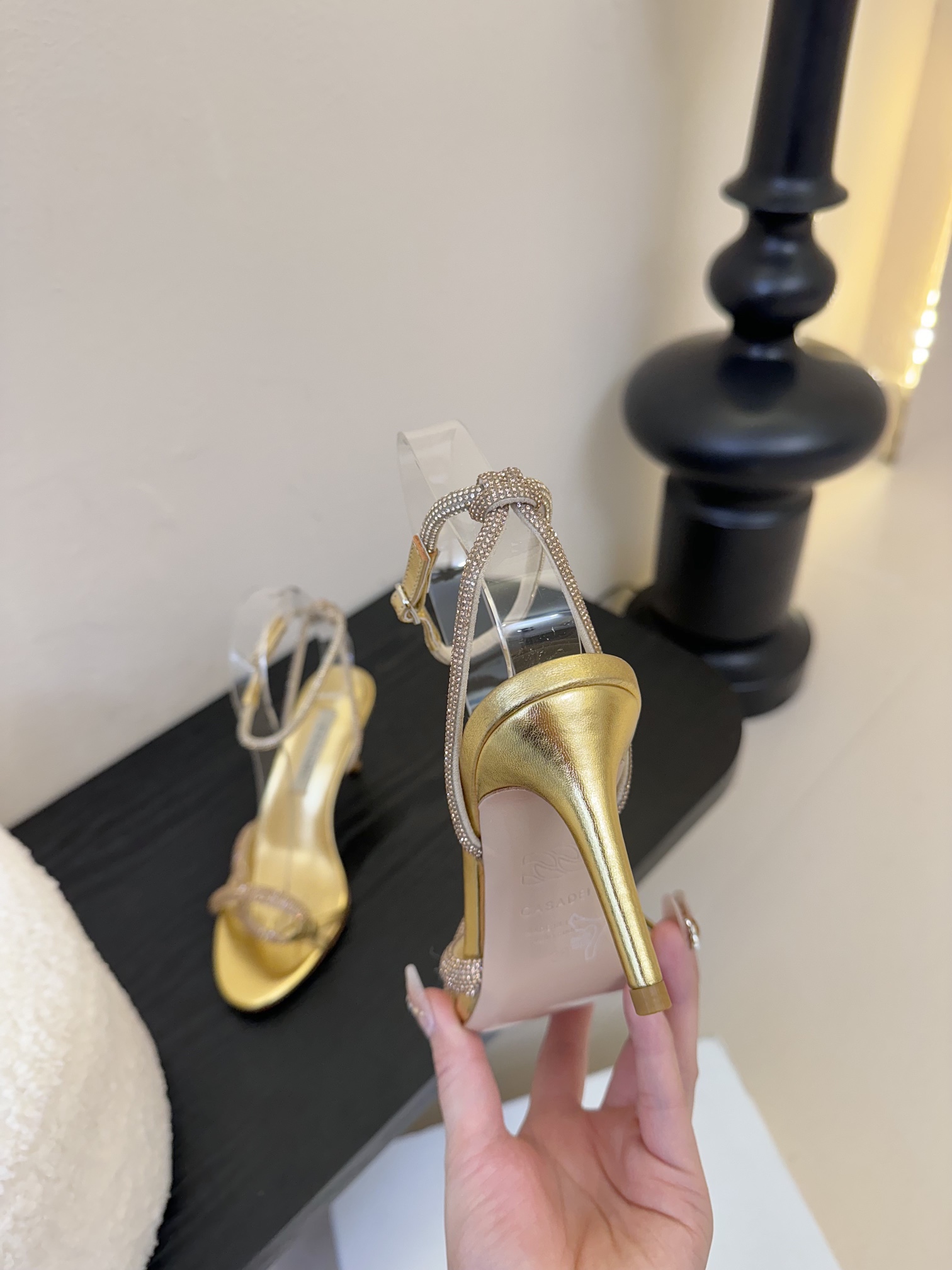 
CASADEI/卡萨帝25WF春夏新品
珍珠水钻高跟凉鞋
哪个女人能拒绝如此美艳的高跟鞋
高跟搭配闪耀