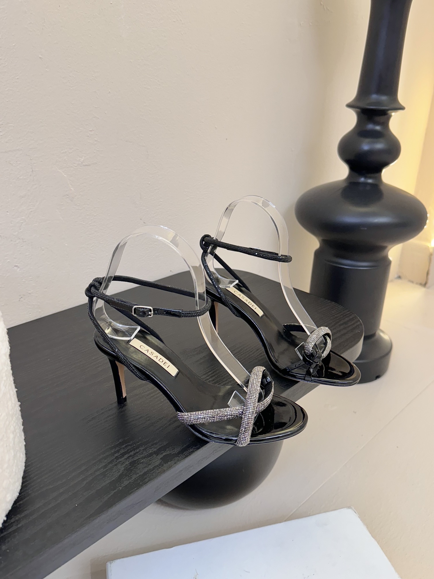 
CASADEI/卡萨帝25WF春夏新品
珍珠水钻高跟凉鞋
哪个女人能拒绝如此美艳的高跟鞋
高跟搭配闪耀