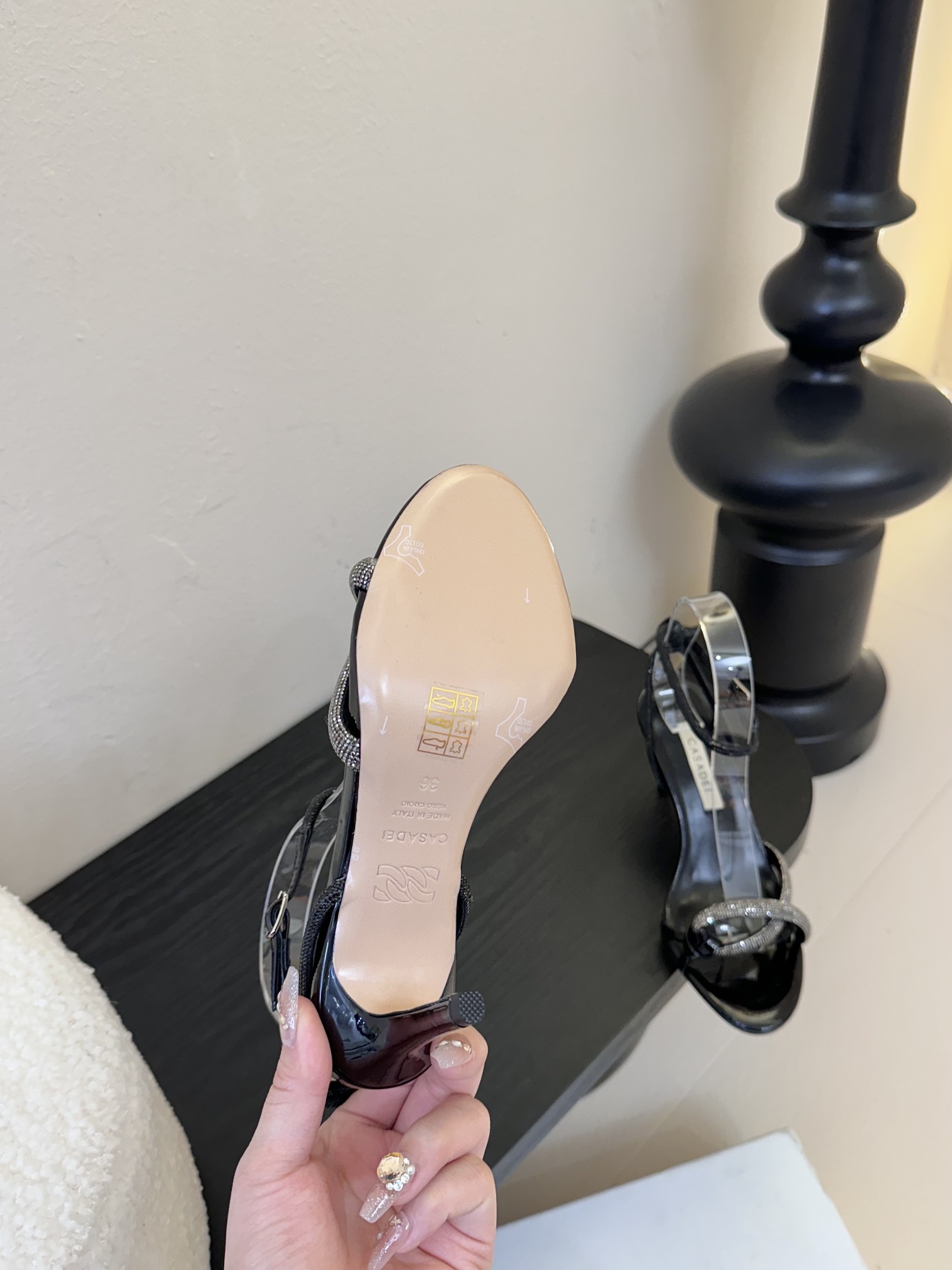 
CASADEI/卡萨帝25WF春夏新品
珍珠水钻高跟凉鞋
哪个女人能拒绝如此美艳的高跟鞋
高跟搭配闪耀