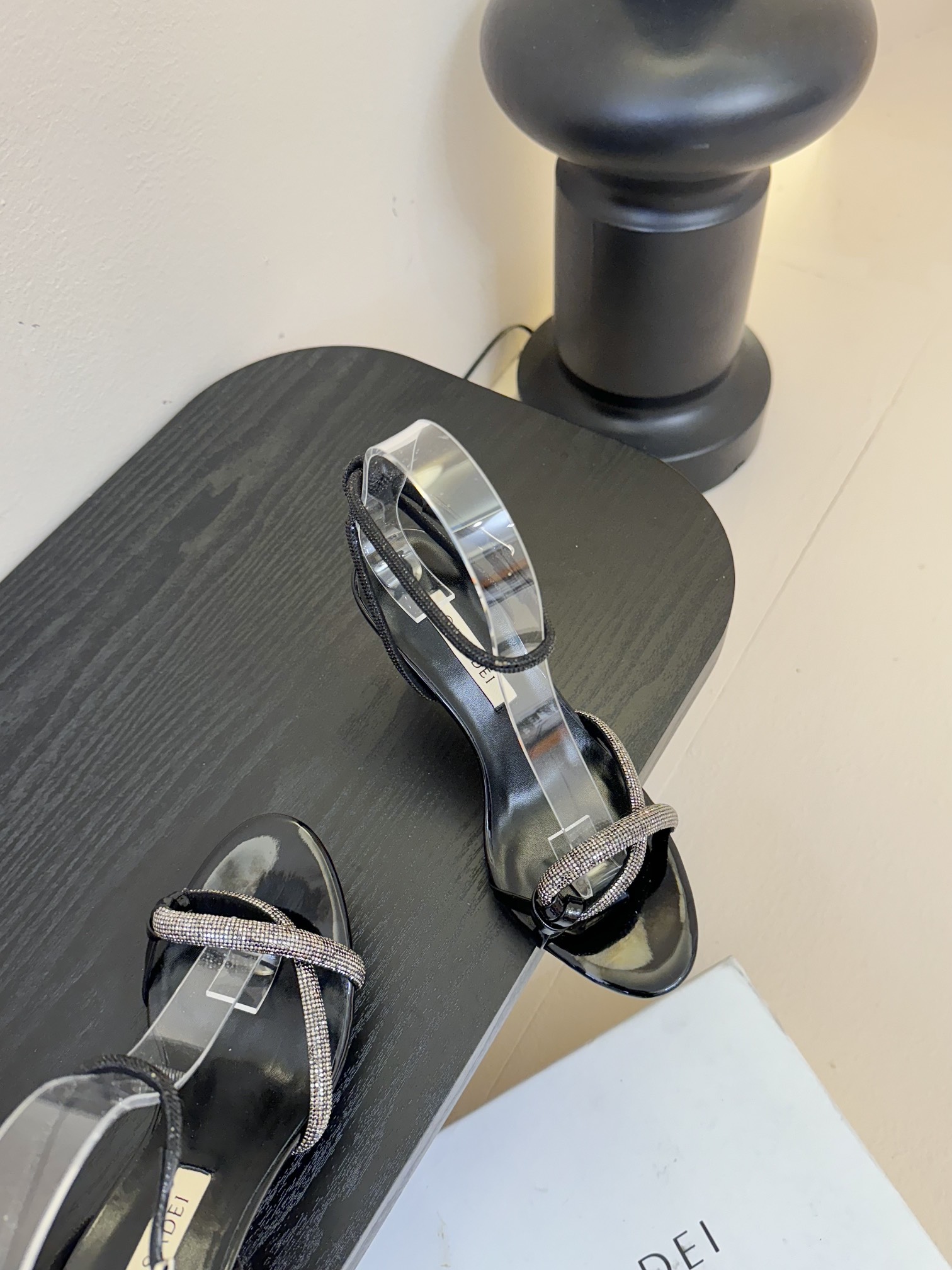 
CASADEI/卡萨帝25WF春夏新品
珍珠水钻高跟凉鞋
哪个女人能拒绝如此美艳的高跟鞋
高跟搭配闪耀